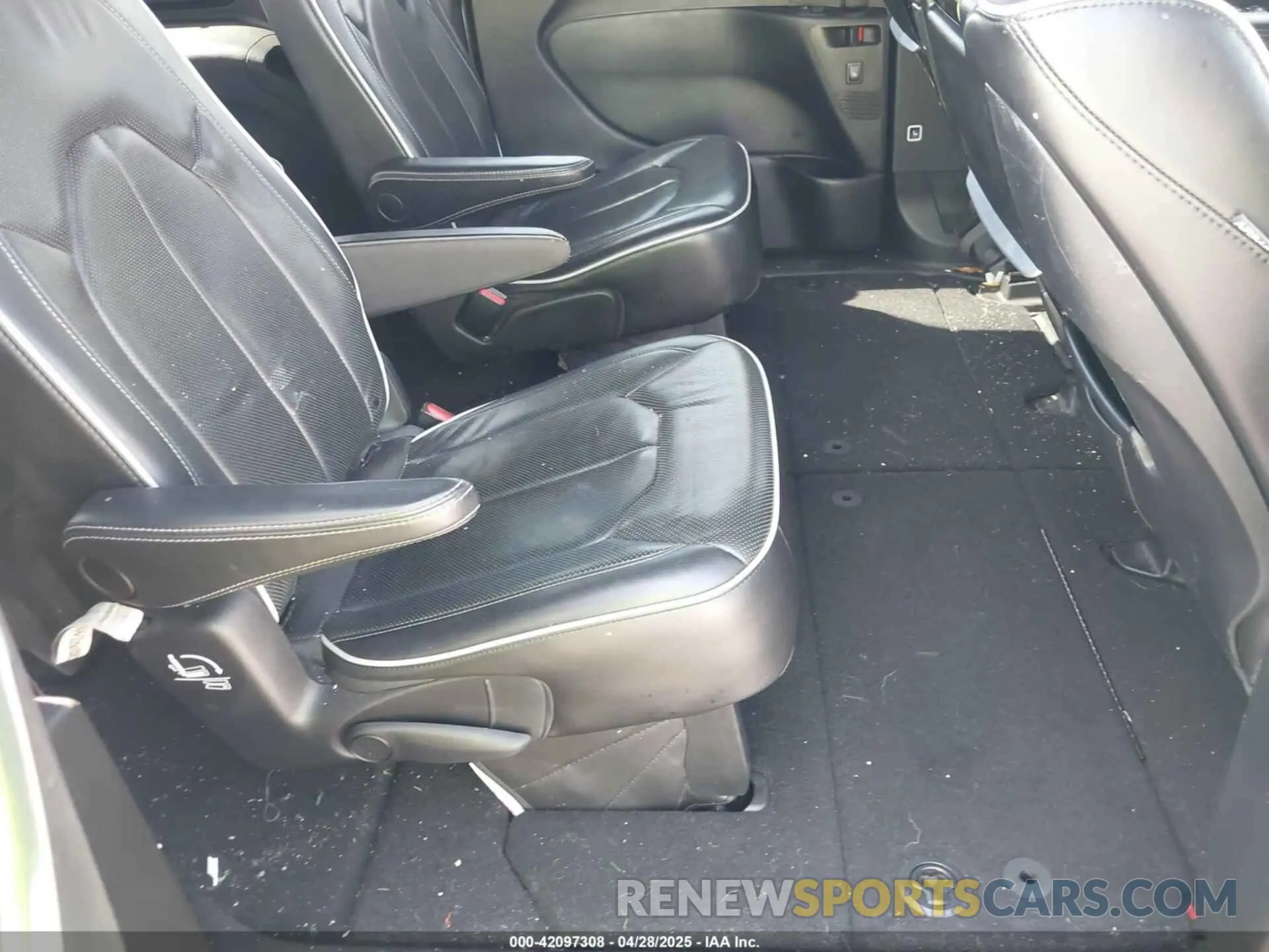 8 Photograph of a damaged car 2C4RC1GG8KR657371 CHRYSLER PACIFICA 2019