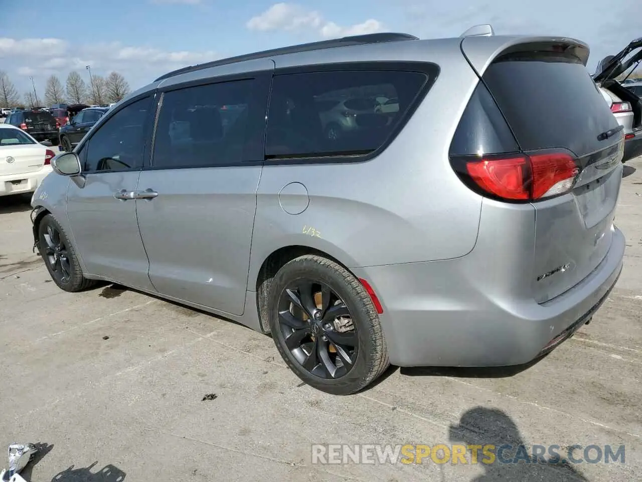 2 Photograph of a damaged car 2C4RC1GG8KR720288 CHRYSLER PACIFICA 2019