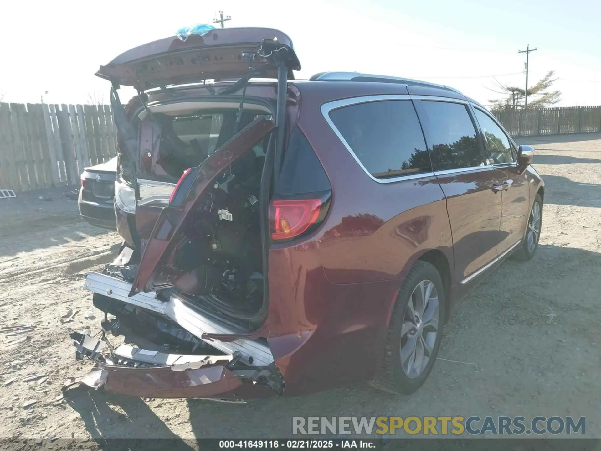 4 Photograph of a damaged car 2C4RC1GG9KR627909 CHRYSLER PACIFICA 2019