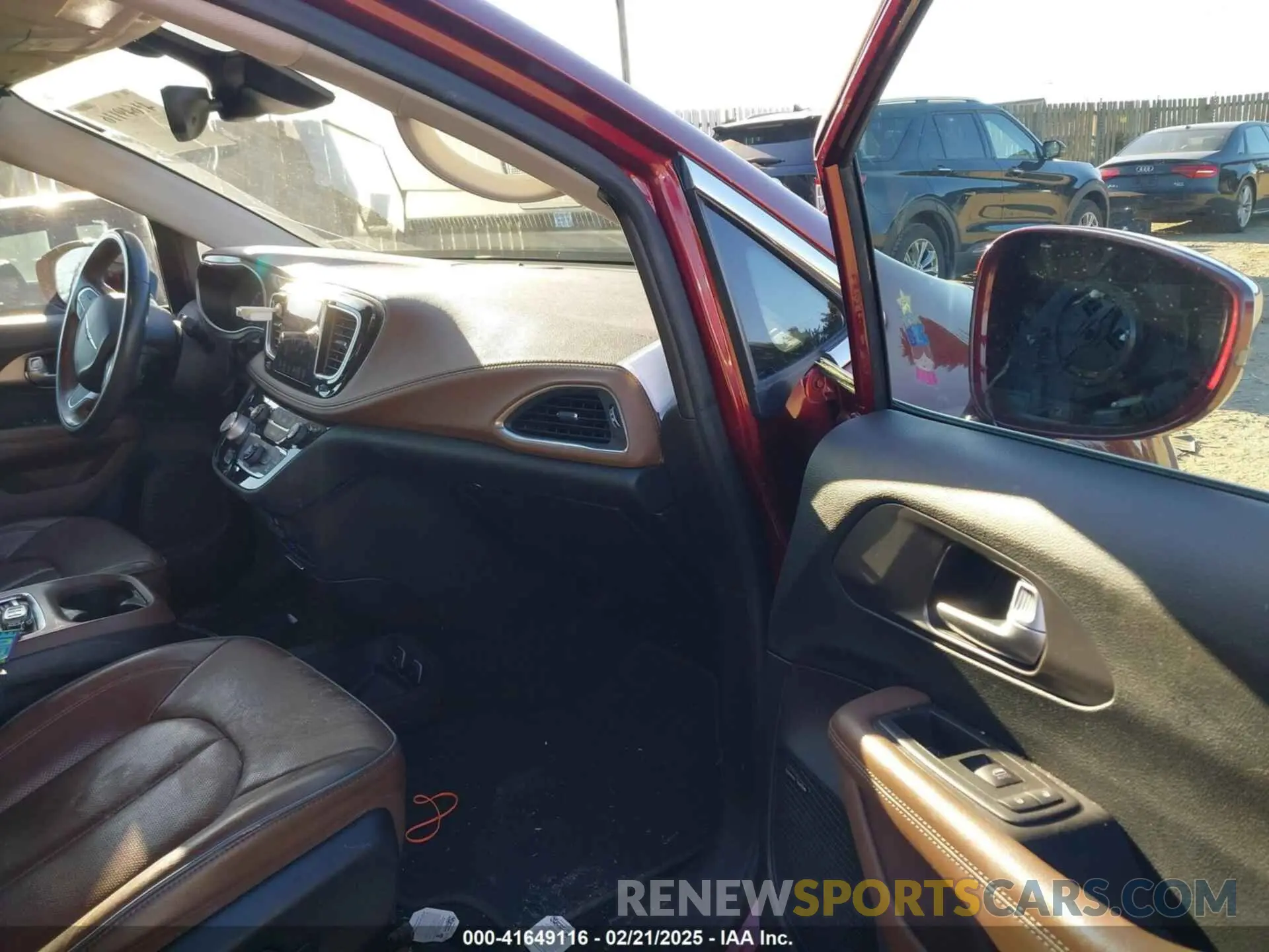 5 Photograph of a damaged car 2C4RC1GG9KR627909 CHRYSLER PACIFICA 2019