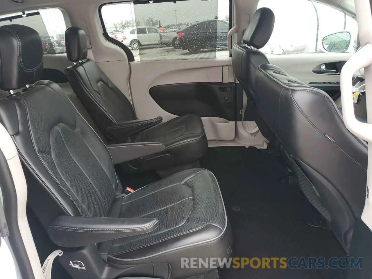 11 Photograph of a damaged car 2C4RC1GG9KR741411 CHRYSLER PACIFICA 2019