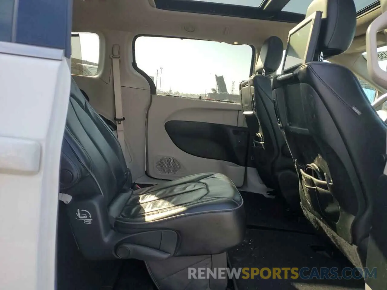 11 Photograph of a damaged car 2C4RC1GGXKR644945 CHRYSLER PACIFICA 2019