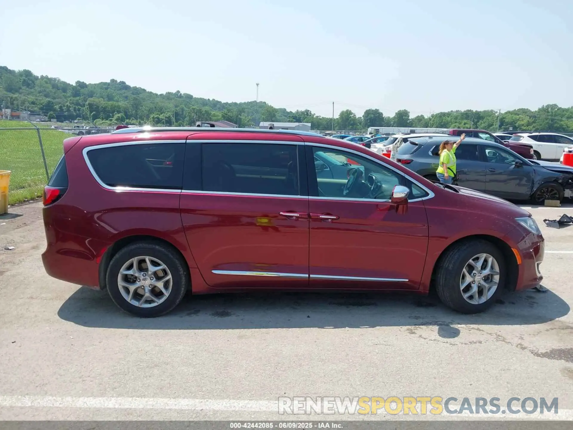 13 Photograph of a damaged car 2C4RC1GGXKR751638 CHRYSLER PACIFICA 2019