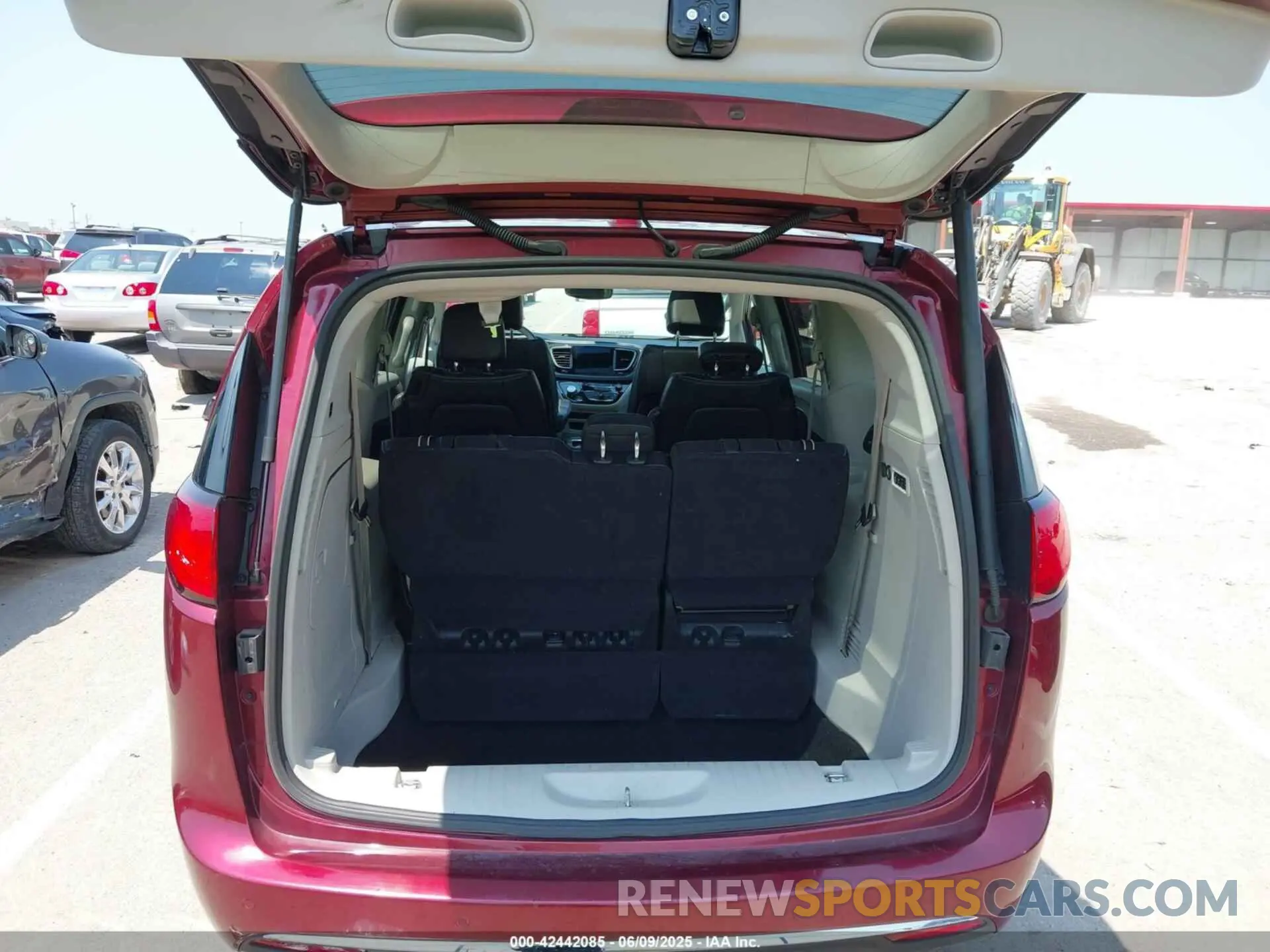 16 Photograph of a damaged car 2C4RC1GGXKR751638 CHRYSLER PACIFICA 2019