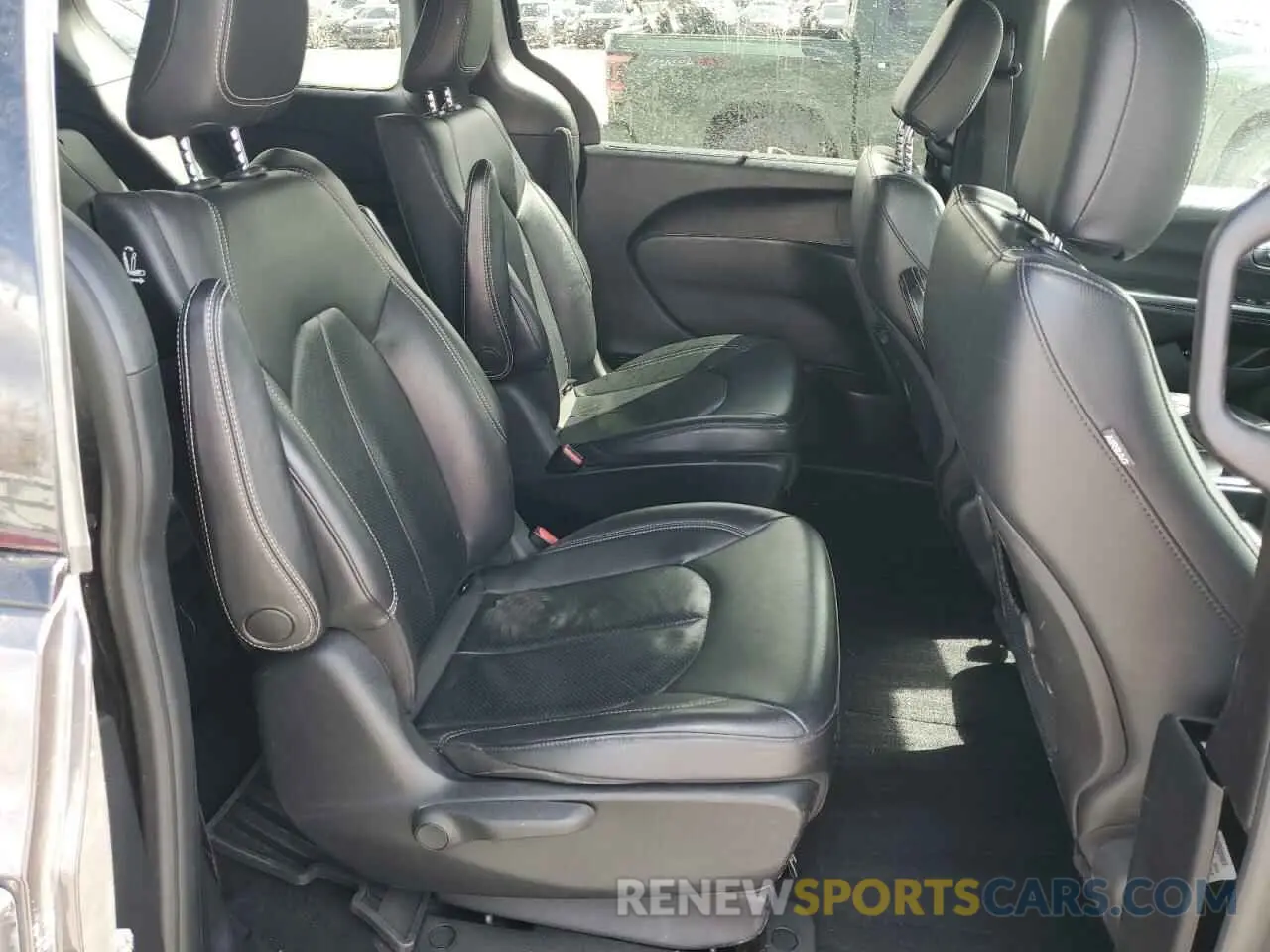 11 Photograph of a damaged car 2C4RC1L77KR668805 CHRYSLER PACIFICA 2019