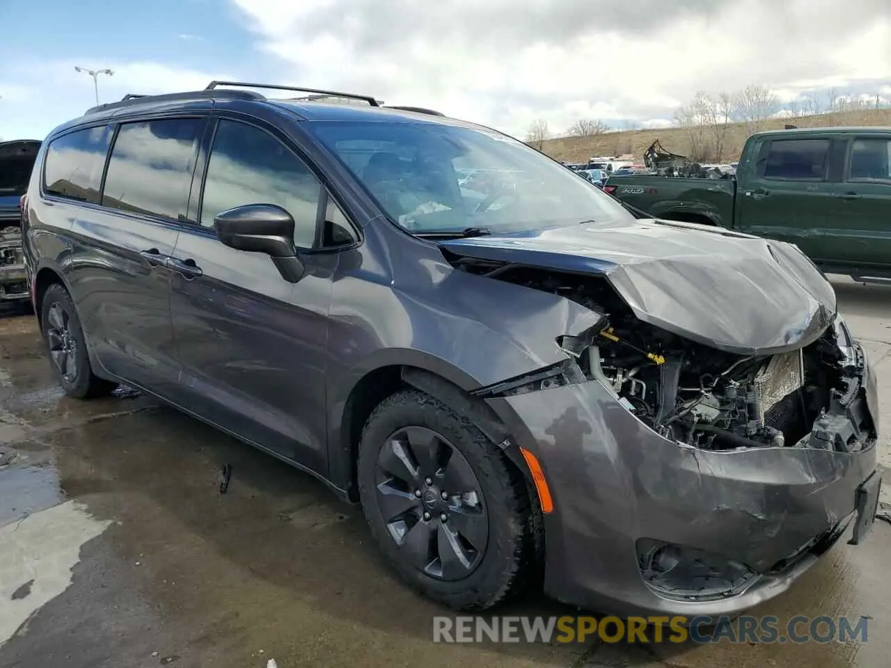 4 Photograph of a damaged car 2C4RC1L77KR668805 CHRYSLER PACIFICA 2019