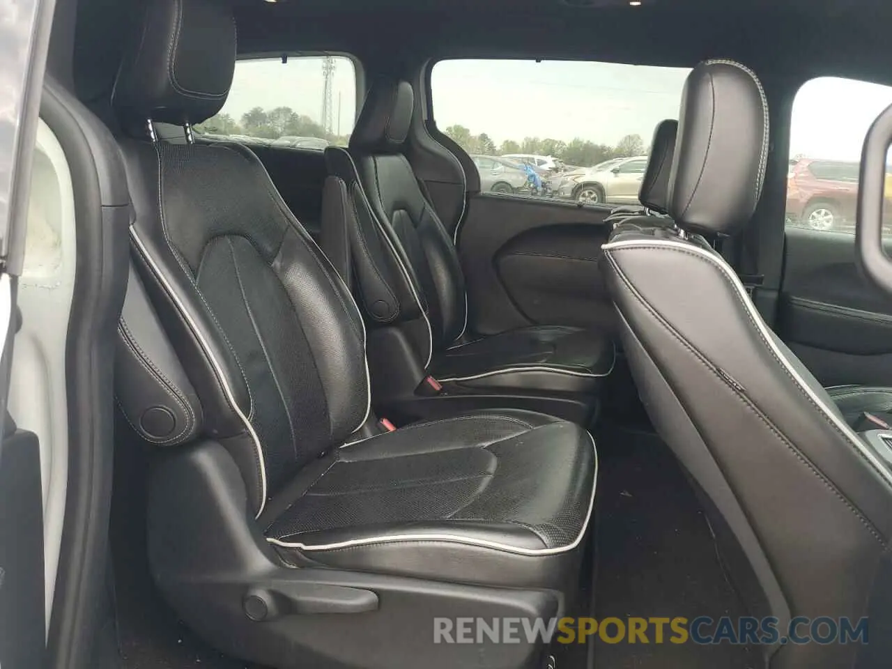11 Photograph of a damaged car 2C4RC1N72KR668773 CHRYSLER PACIFICA 2019