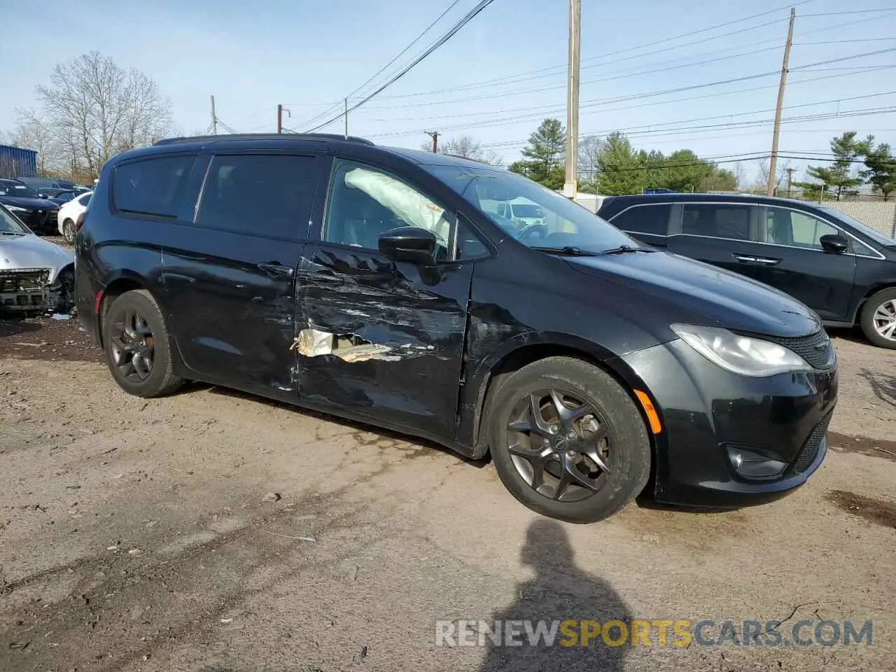 4 Photograph of a damaged car 2C4RC1BG0LR120678 CHRYSLER PACIFICA 2020