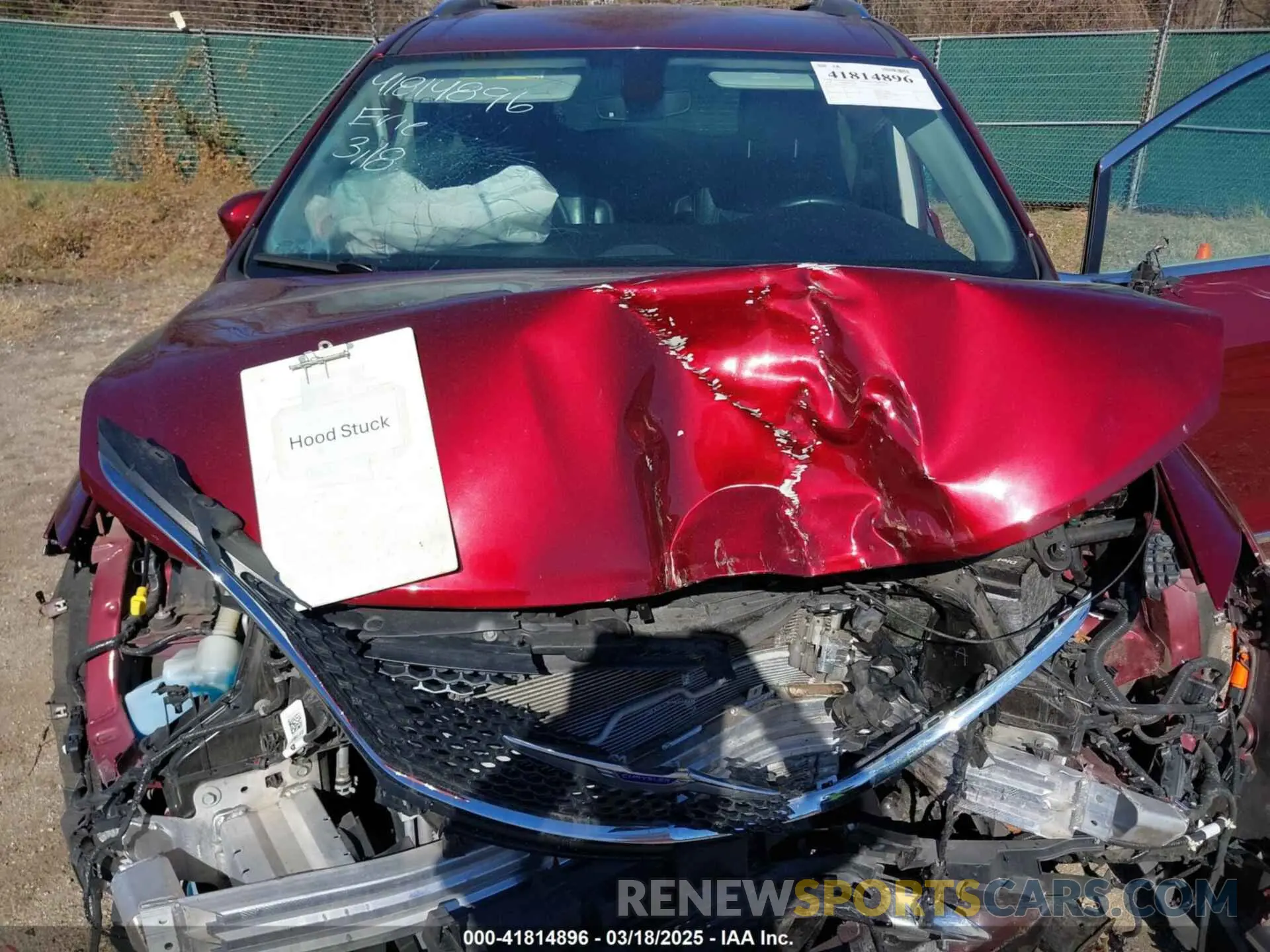 18 Photograph of a damaged car 2C4RC1BG0LR269253 CHRYSLER PACIFICA 2020