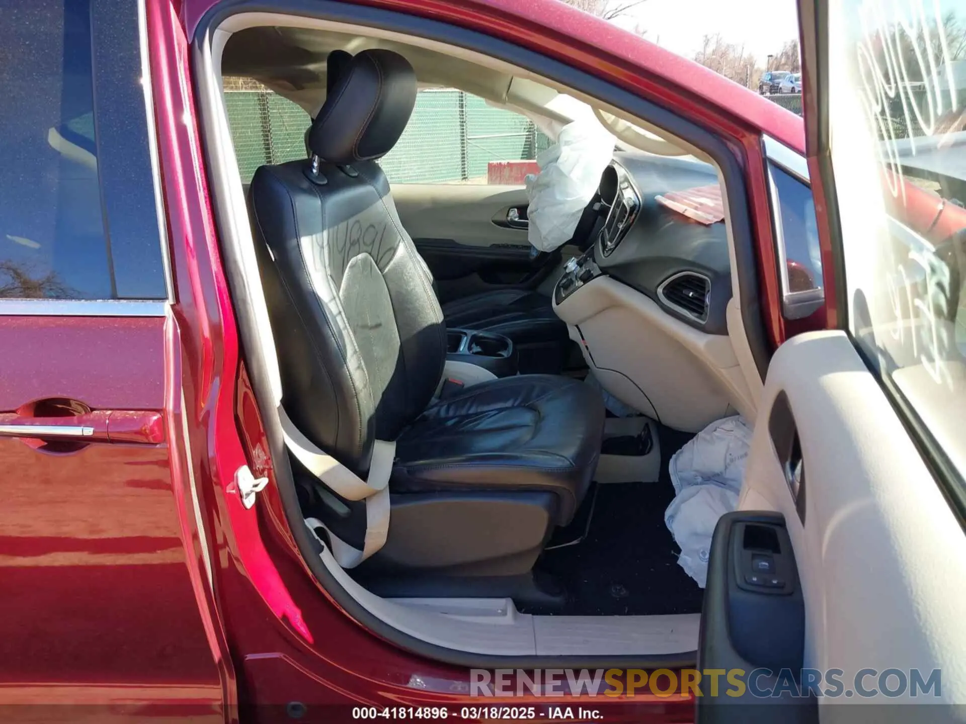 5 Photograph of a damaged car 2C4RC1BG0LR269253 CHRYSLER PACIFICA 2020