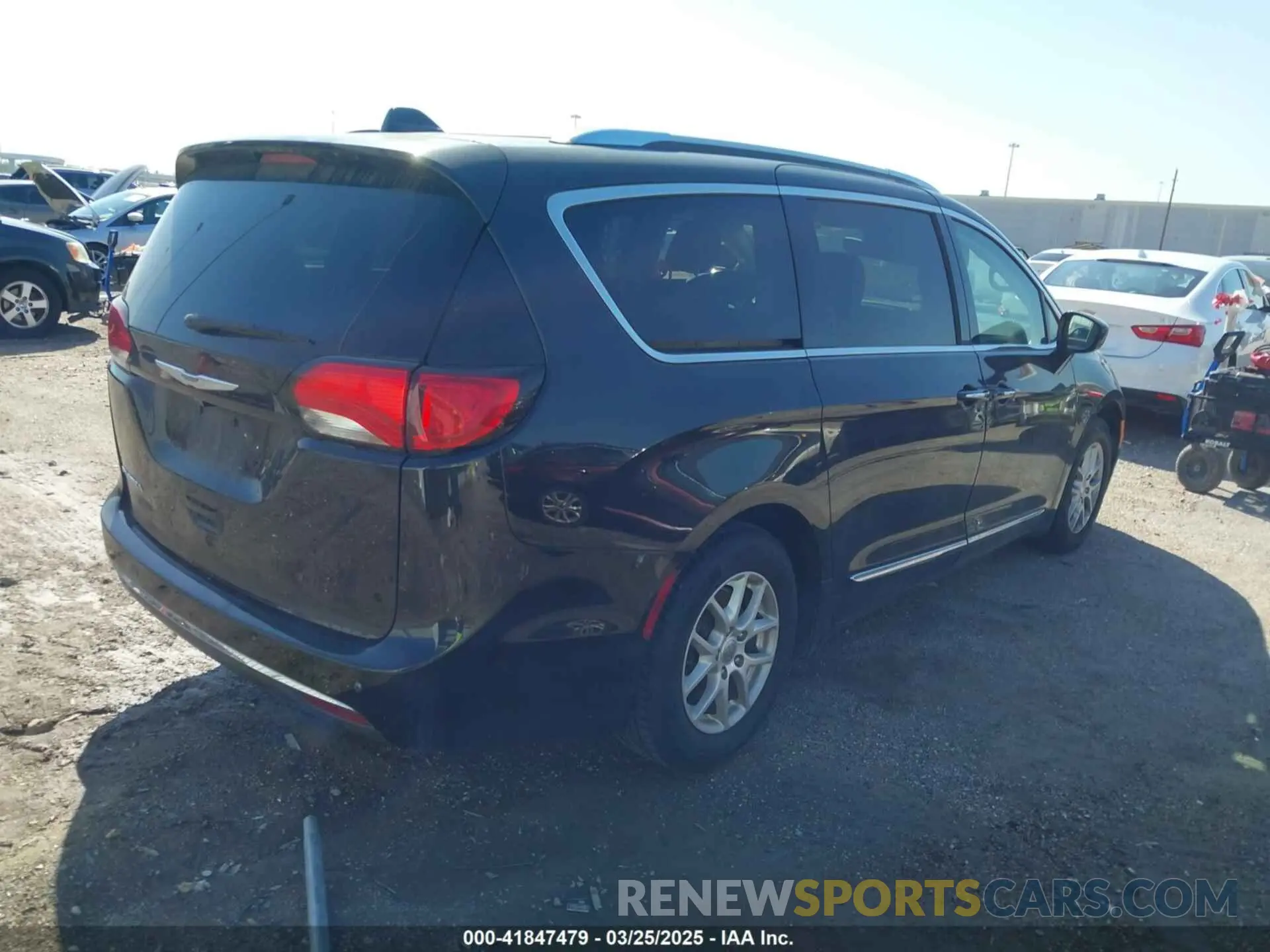 4 Photograph of a damaged car 2C4RC1BG0LR276333 CHRYSLER PACIFICA 2020