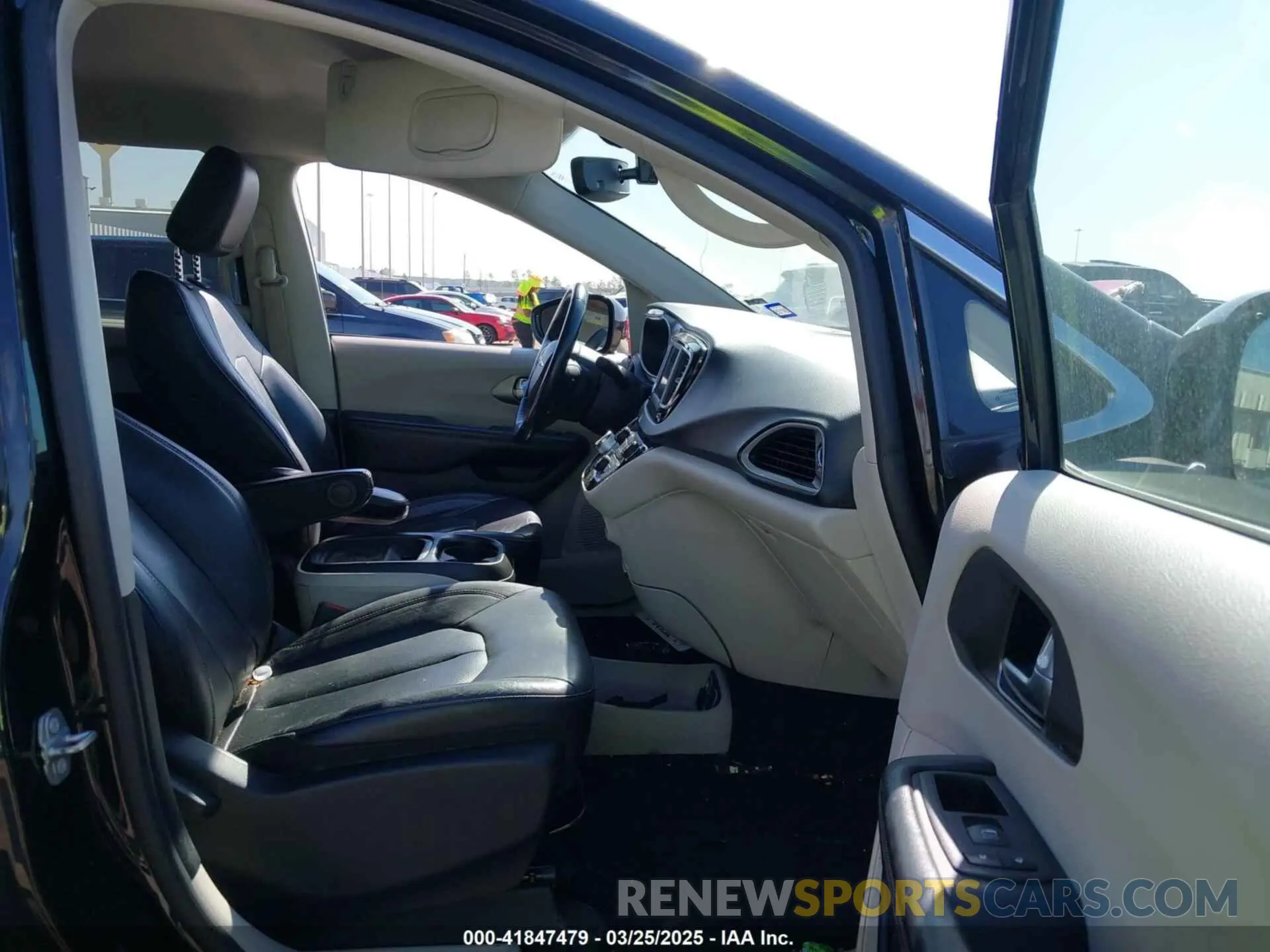 5 Photograph of a damaged car 2C4RC1BG0LR276333 CHRYSLER PACIFICA 2020