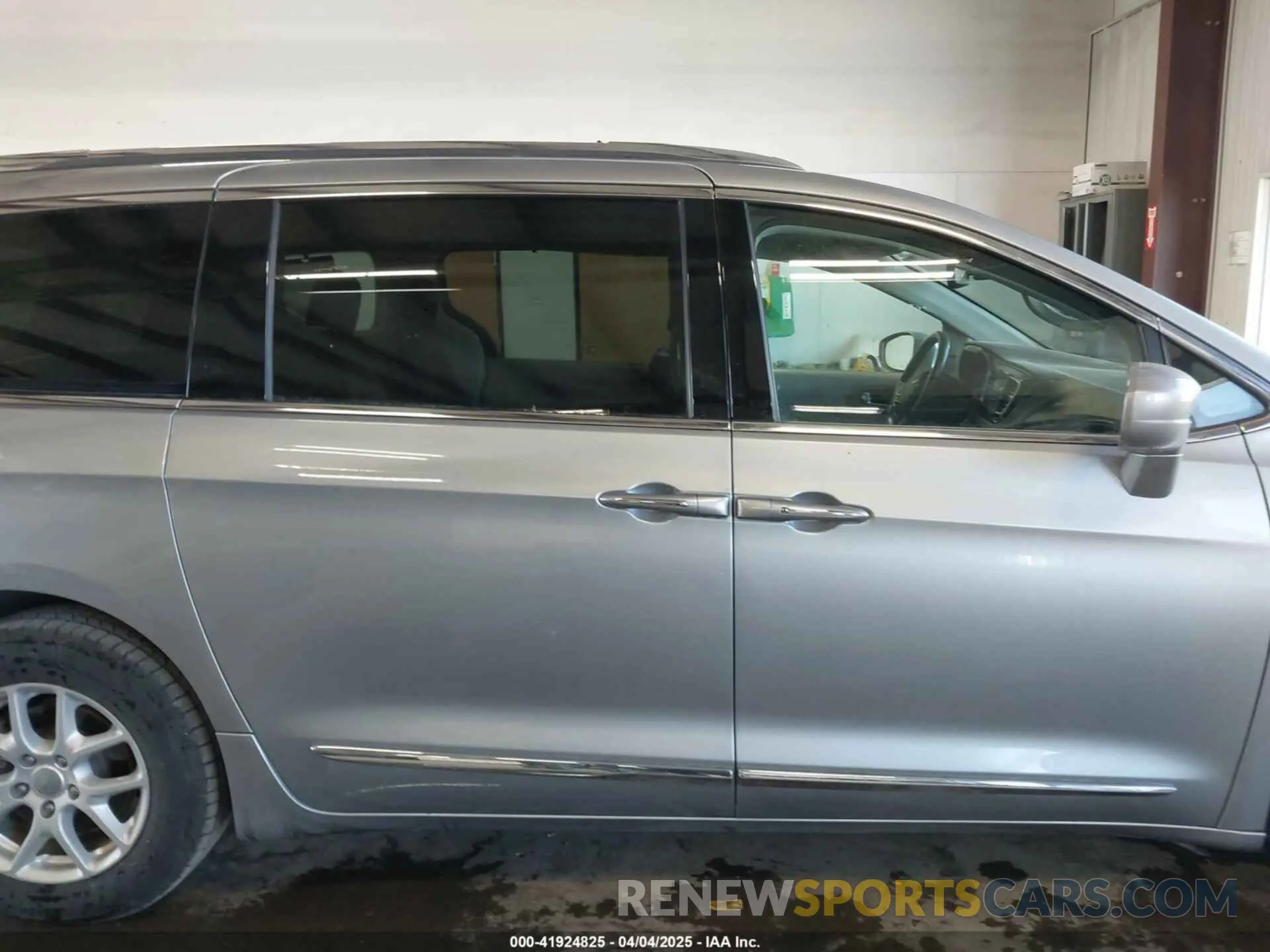13 Photograph of a damaged car 2C4RC1BG1LR123976 CHRYSLER PACIFICA 2020