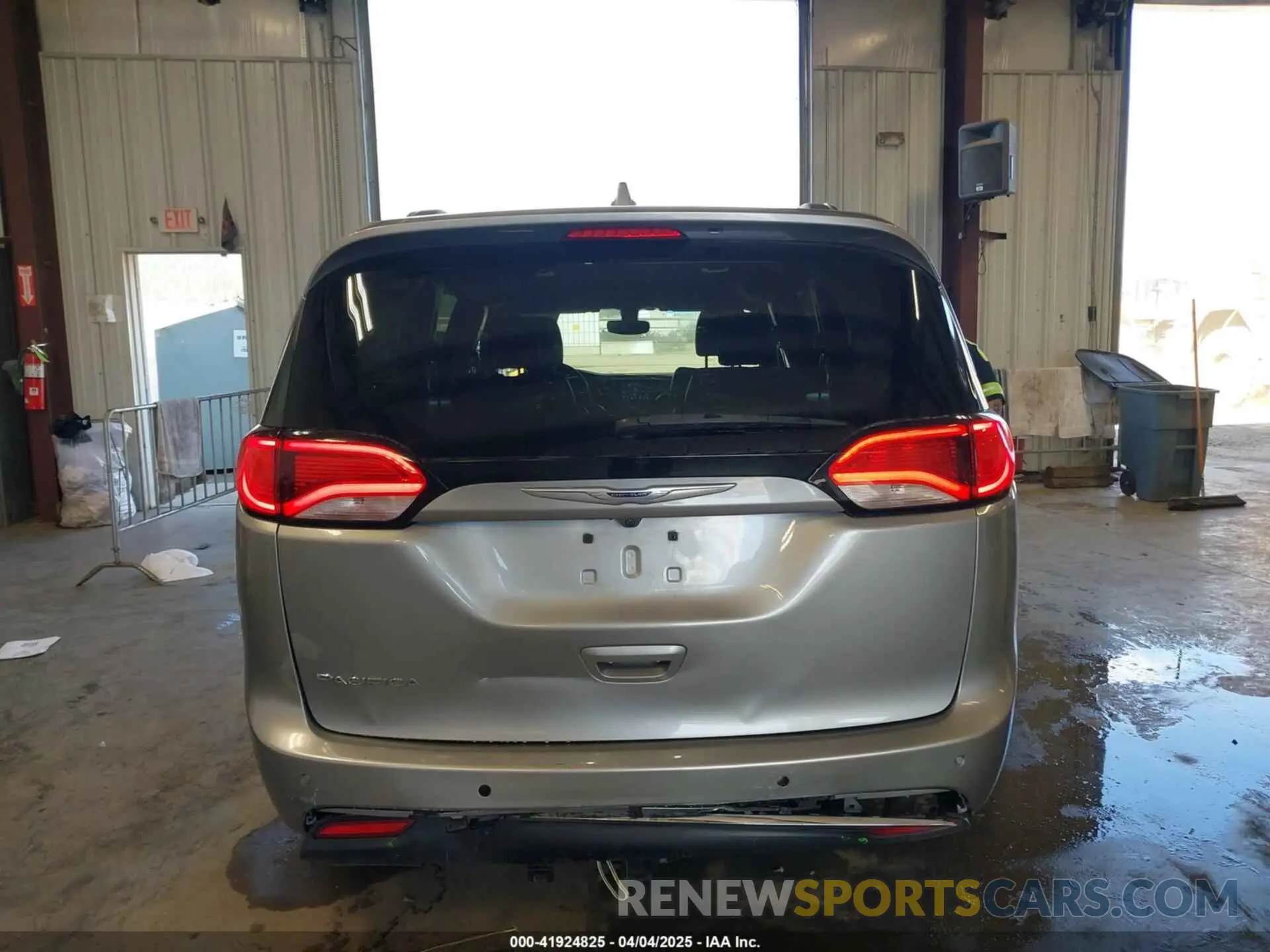 16 Photograph of a damaged car 2C4RC1BG1LR123976 CHRYSLER PACIFICA 2020