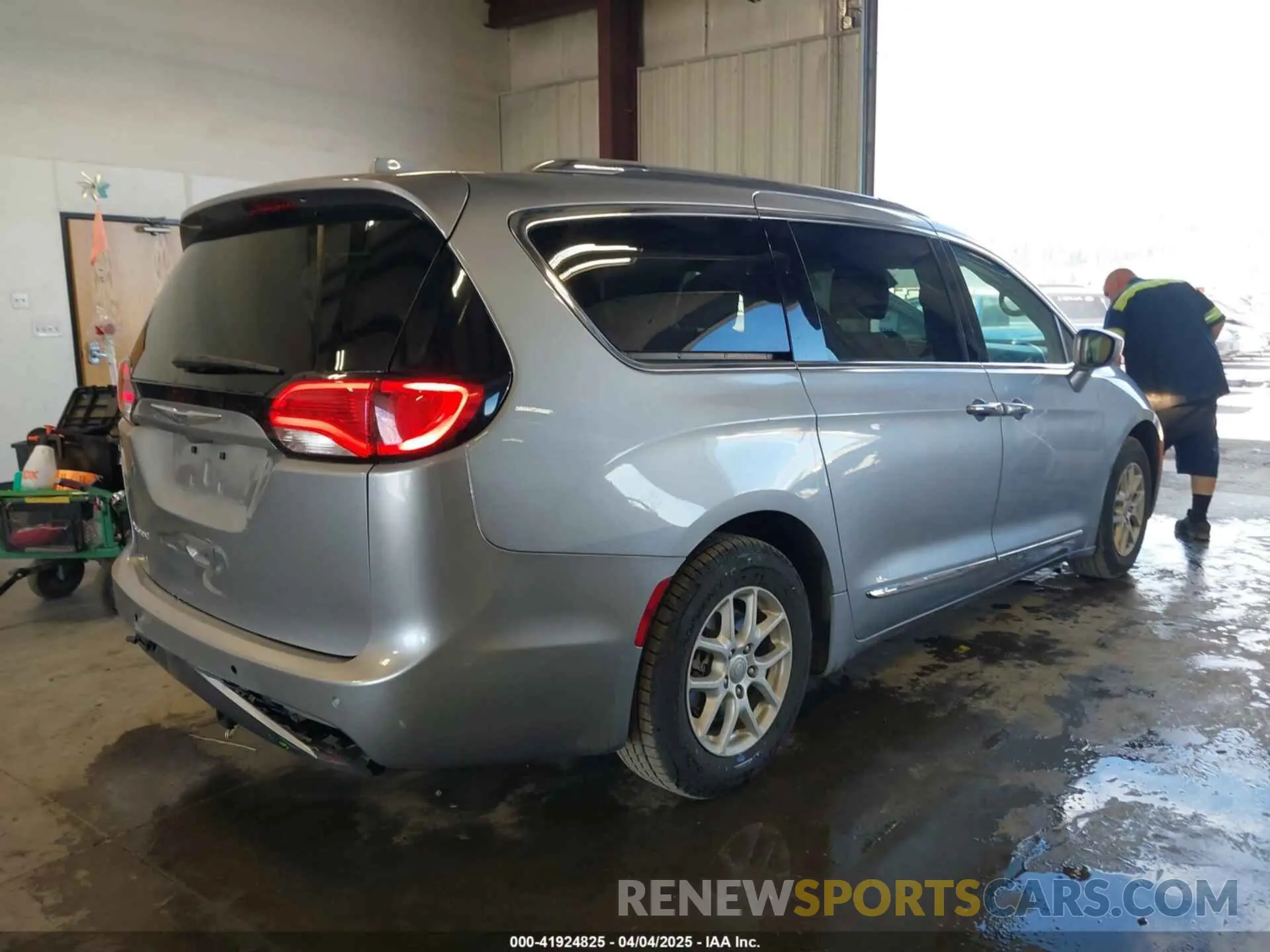 4 Photograph of a damaged car 2C4RC1BG1LR123976 CHRYSLER PACIFICA 2020
