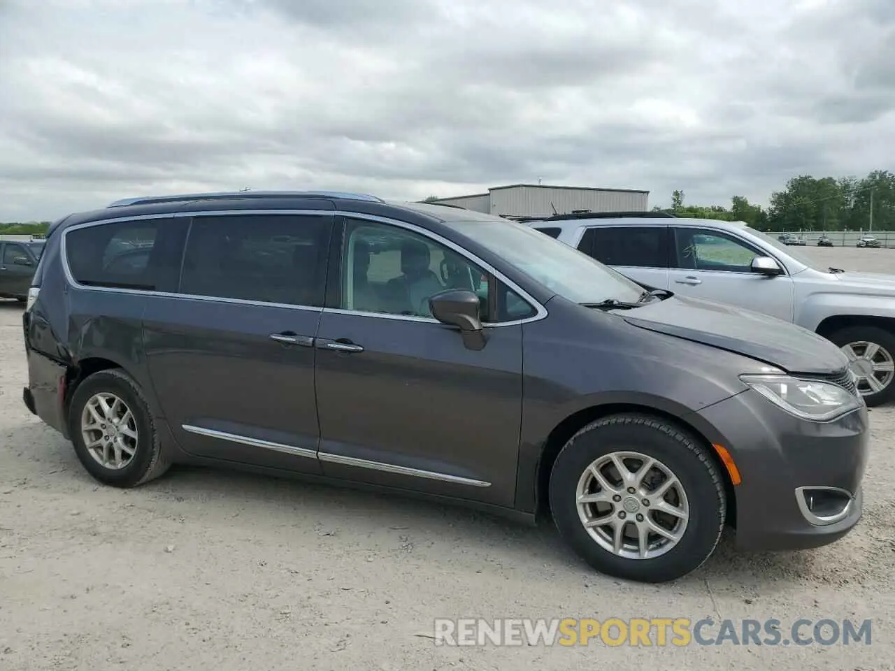 4 Photograph of a damaged car 2C4RC1BG1LR126022 CHRYSLER PACIFICA 2020