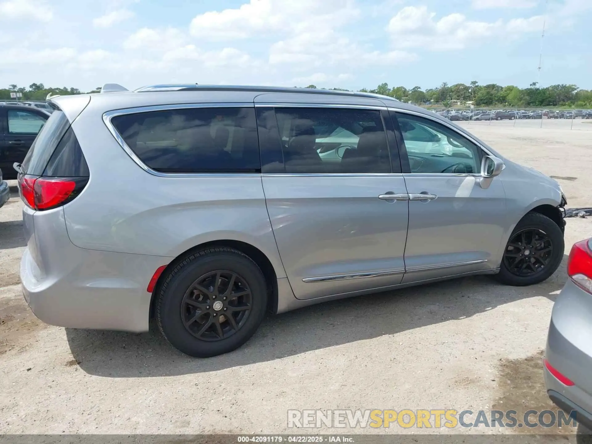 13 Photograph of a damaged car 2C4RC1BG1LR268936 CHRYSLER PACIFICA 2020