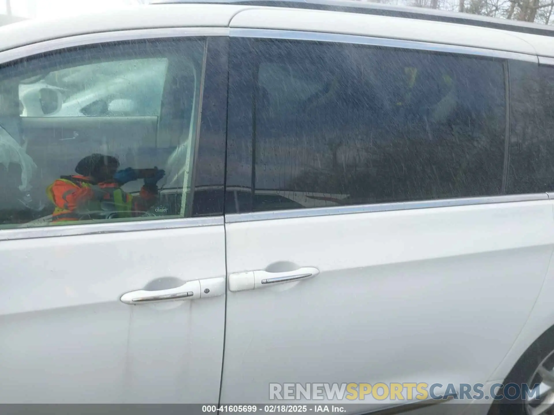 13 Photograph of a damaged car 2C4RC1BG1LR280181 CHRYSLER PACIFICA 2020