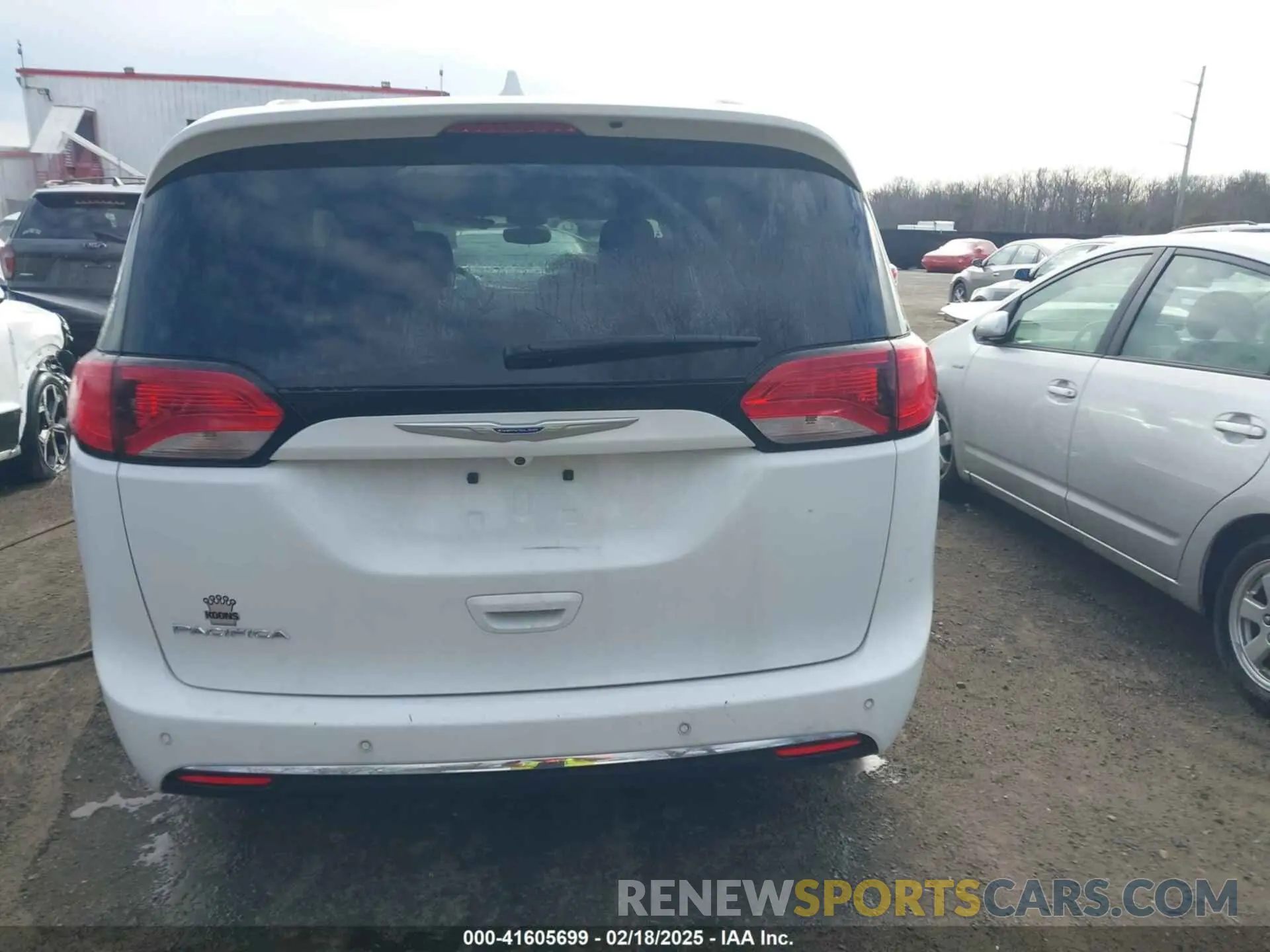 15 Photograph of a damaged car 2C4RC1BG1LR280181 CHRYSLER PACIFICA 2020