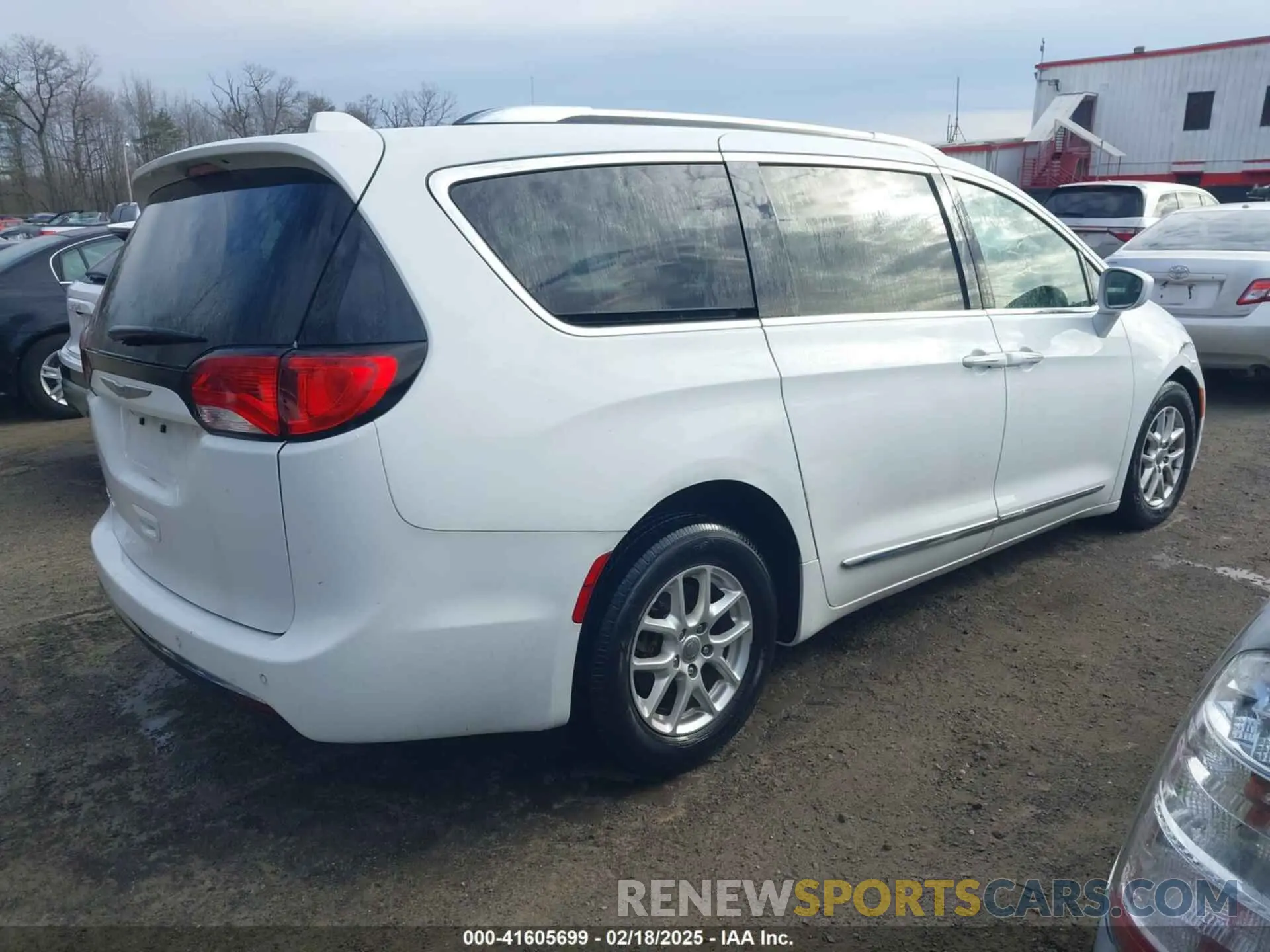 4 Photograph of a damaged car 2C4RC1BG1LR280181 CHRYSLER PACIFICA 2020