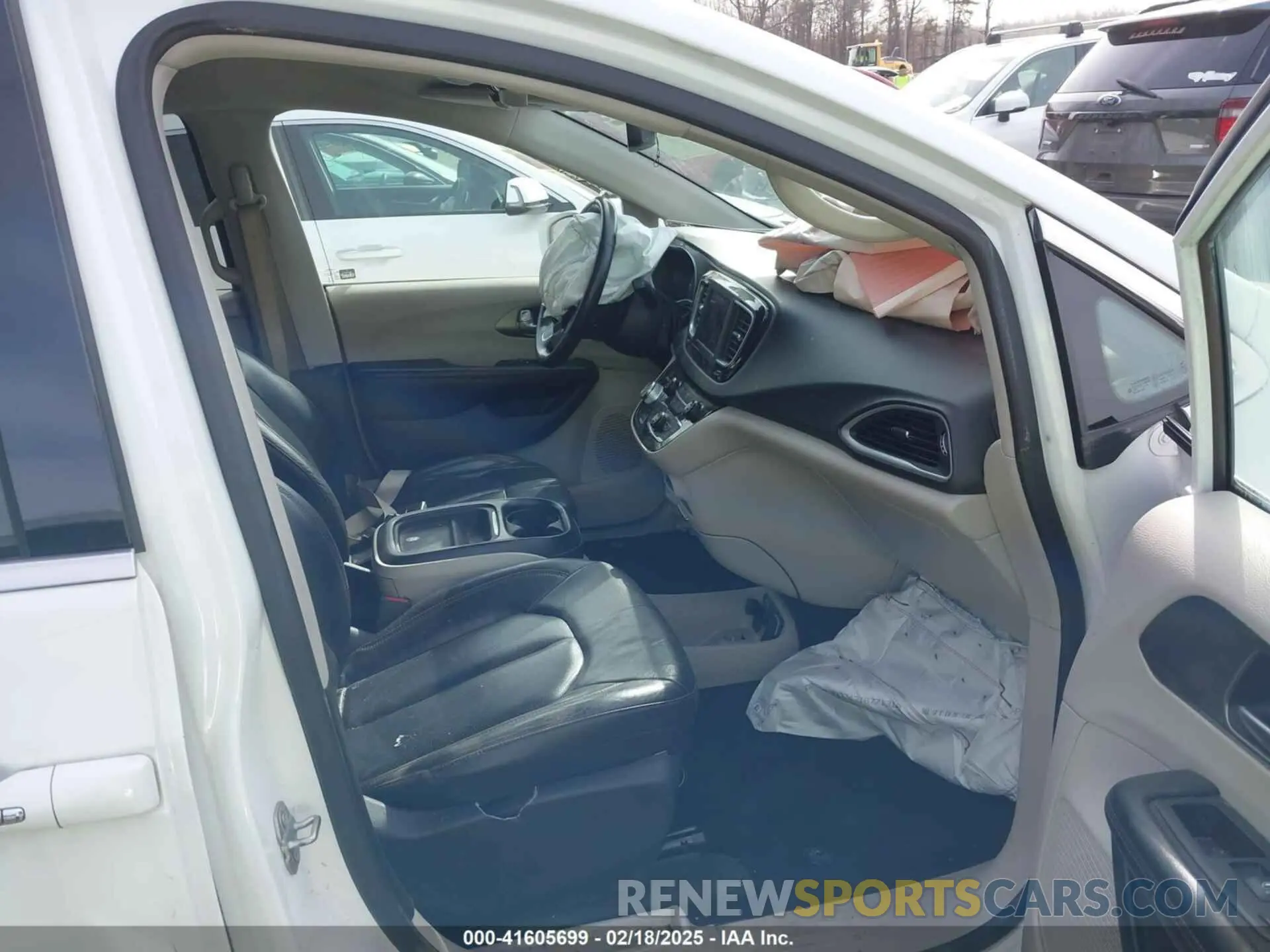5 Photograph of a damaged car 2C4RC1BG1LR280181 CHRYSLER PACIFICA 2020