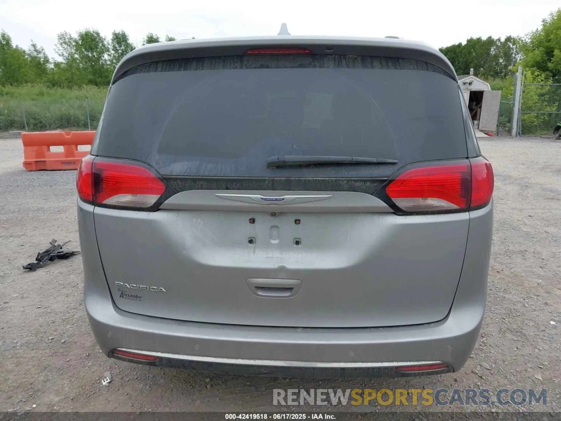 16 Photograph of a damaged car 2C4RC1BG2LR127986 CHRYSLER PACIFICA 2020