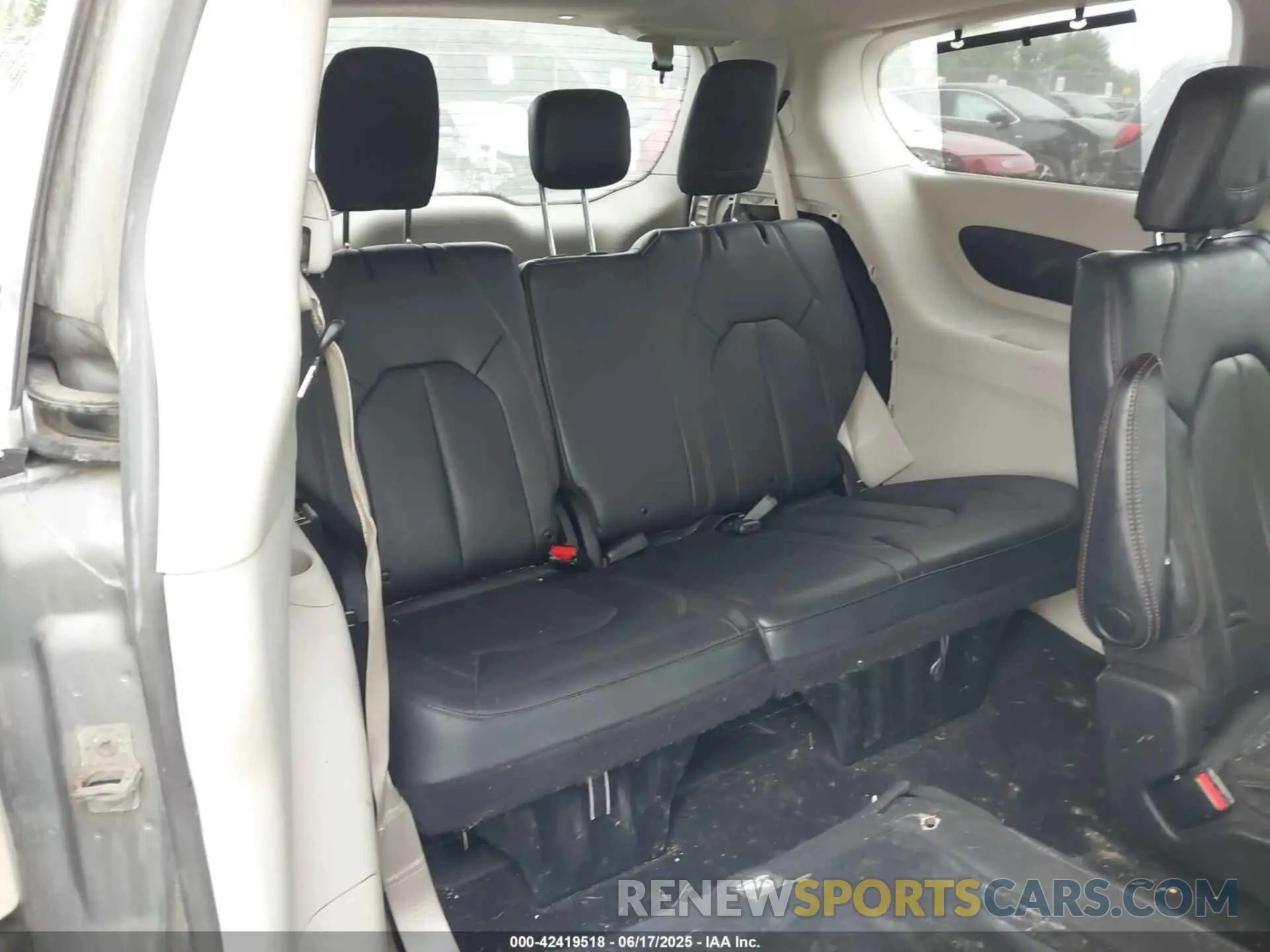 17 Photograph of a damaged car 2C4RC1BG2LR127986 CHRYSLER PACIFICA 2020