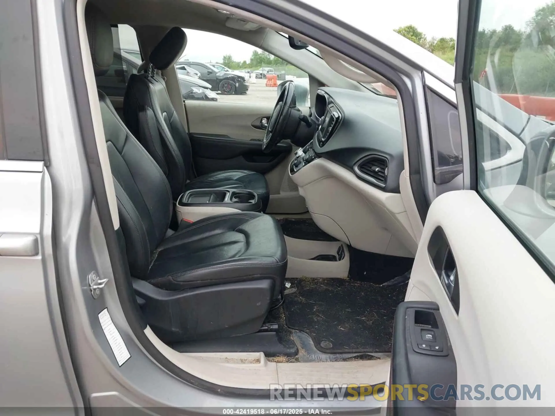 5 Photograph of a damaged car 2C4RC1BG2LR127986 CHRYSLER PACIFICA 2020