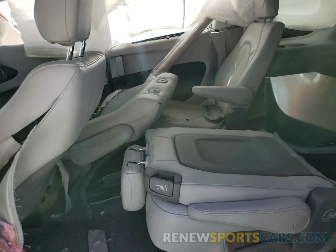 11 Photograph of a damaged car 2C4RC1BG2LR240028 CHRYSLER PACIFICA 2020