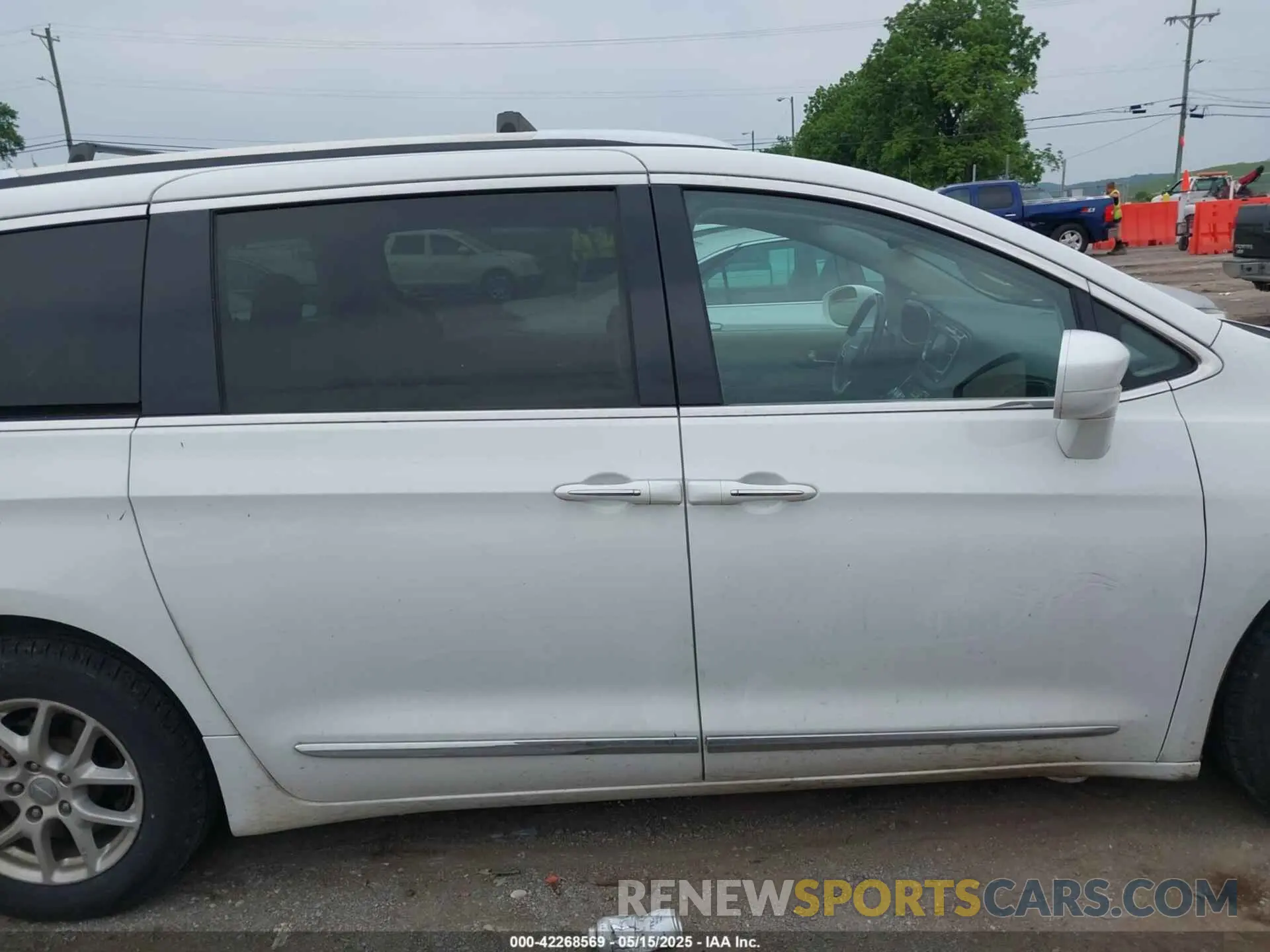 13 Photograph of a damaged car 2C4RC1BG2LR285406 CHRYSLER PACIFICA 2020