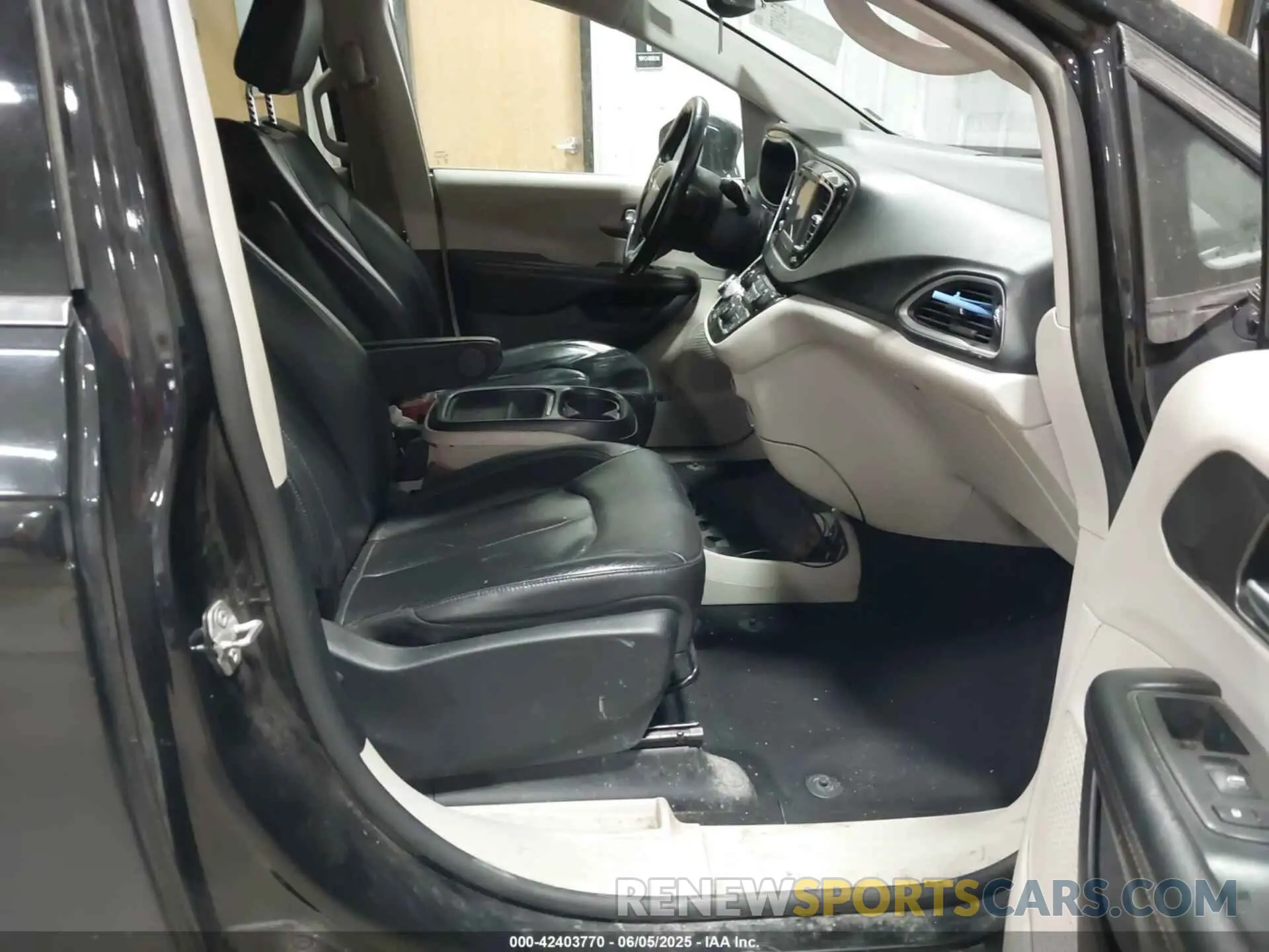 5 Photograph of a damaged car 2C4RC1BG3LR176355 CHRYSLER PACIFICA 2020