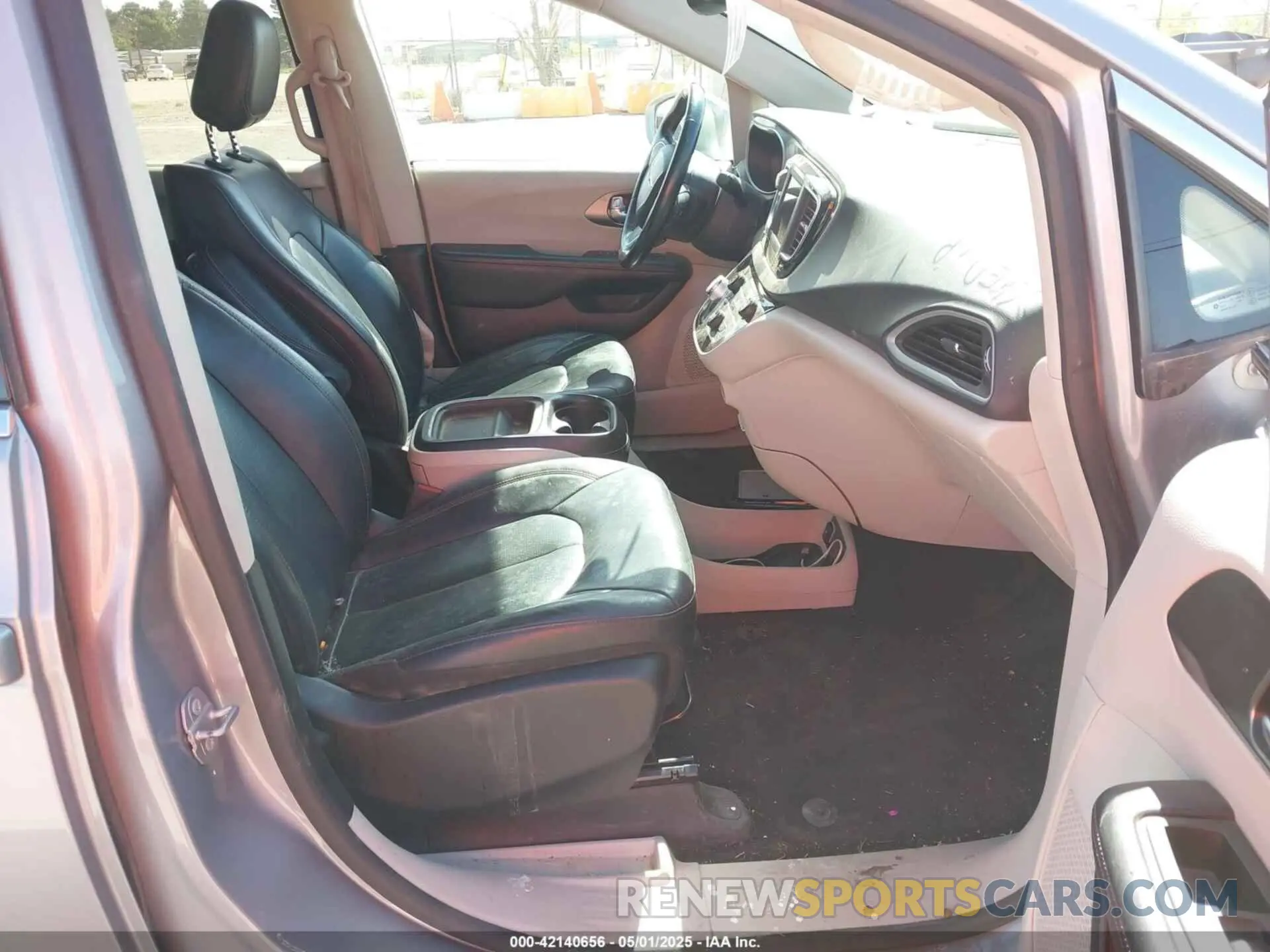 5 Photograph of a damaged car 2C4RC1BG4LR272446 CHRYSLER PACIFICA 2020