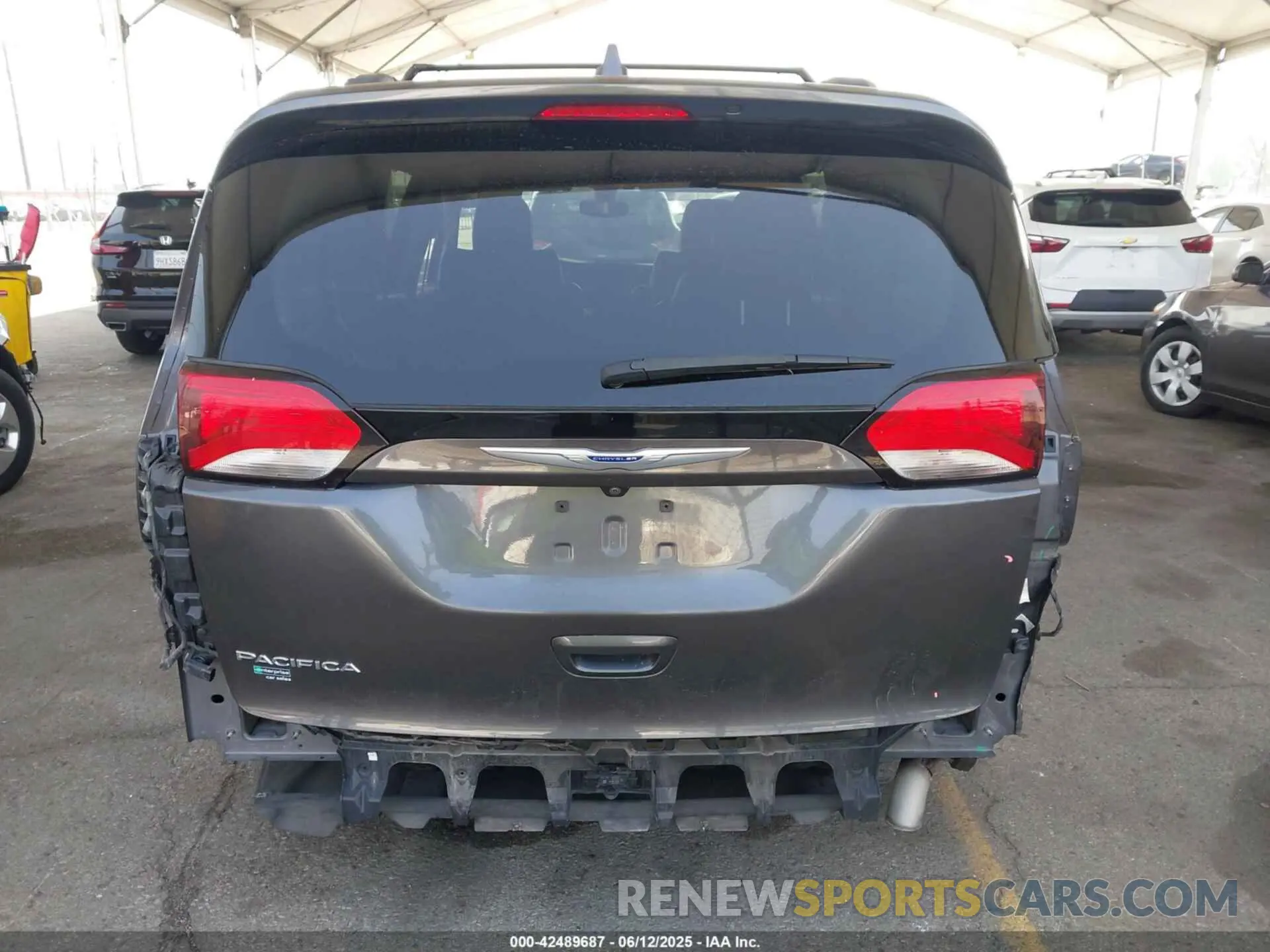 17 Photograph of a damaged car 2C4RC1BG4LR277064 CHRYSLER PACIFICA 2020
