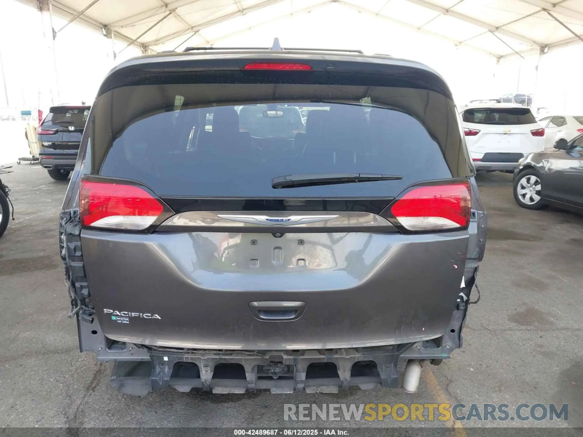 6 Photograph of a damaged car 2C4RC1BG4LR277064 CHRYSLER PACIFICA 2020