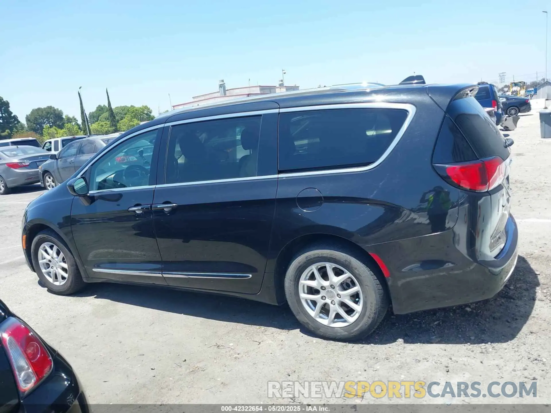 14 Photograph of a damaged car 2C4RC1BG5LR139260 CHRYSLER PACIFICA 2020