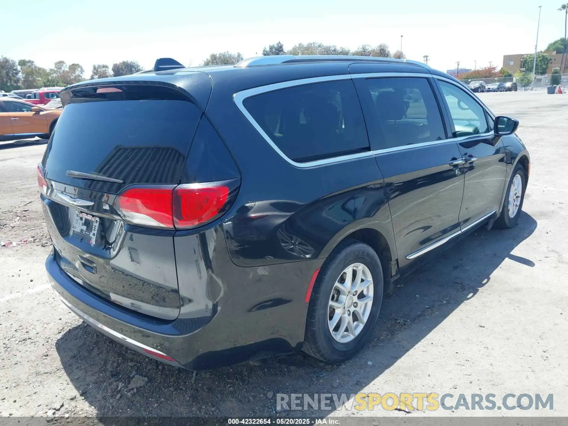 4 Photograph of a damaged car 2C4RC1BG5LR139260 CHRYSLER PACIFICA 2020