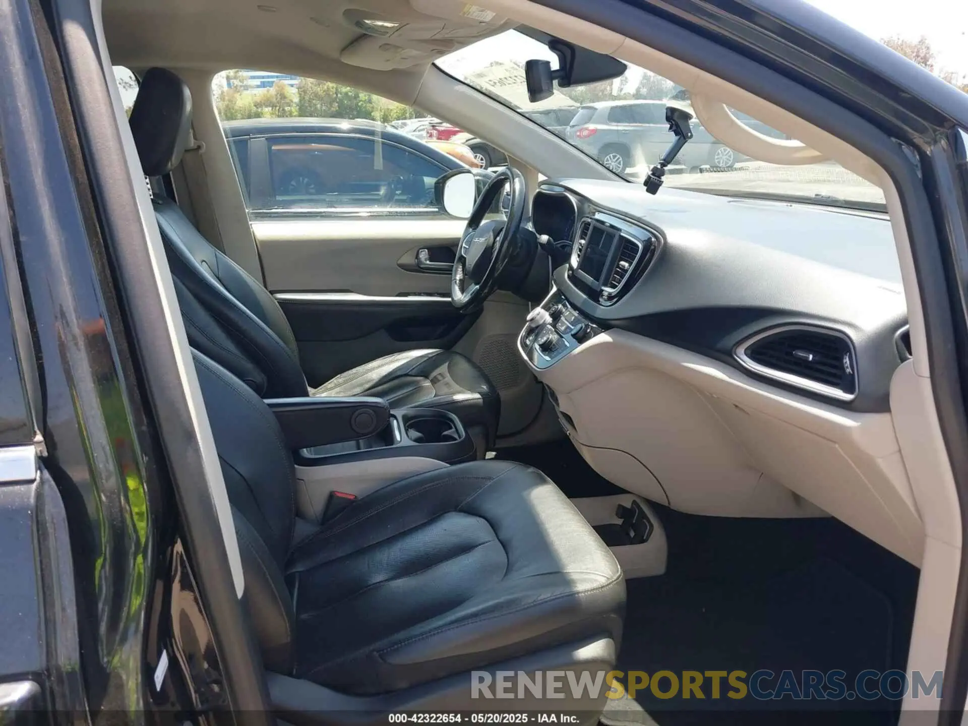 5 Photograph of a damaged car 2C4RC1BG5LR139260 CHRYSLER PACIFICA 2020