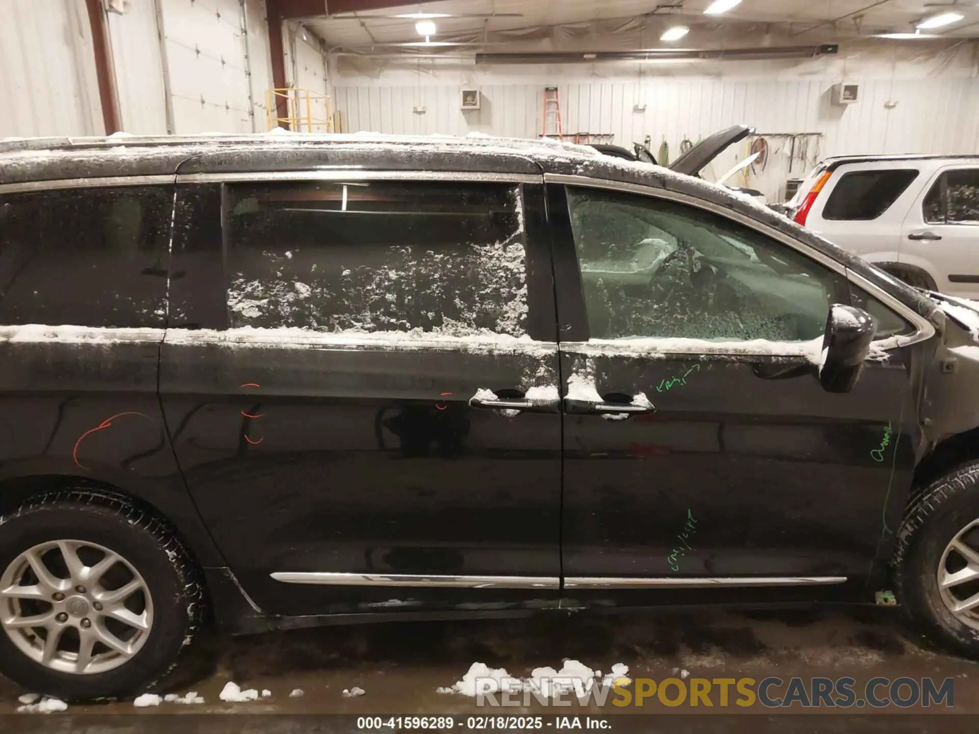13 Photograph of a damaged car 2C4RC1BG5LR266591 CHRYSLER PACIFICA 2020