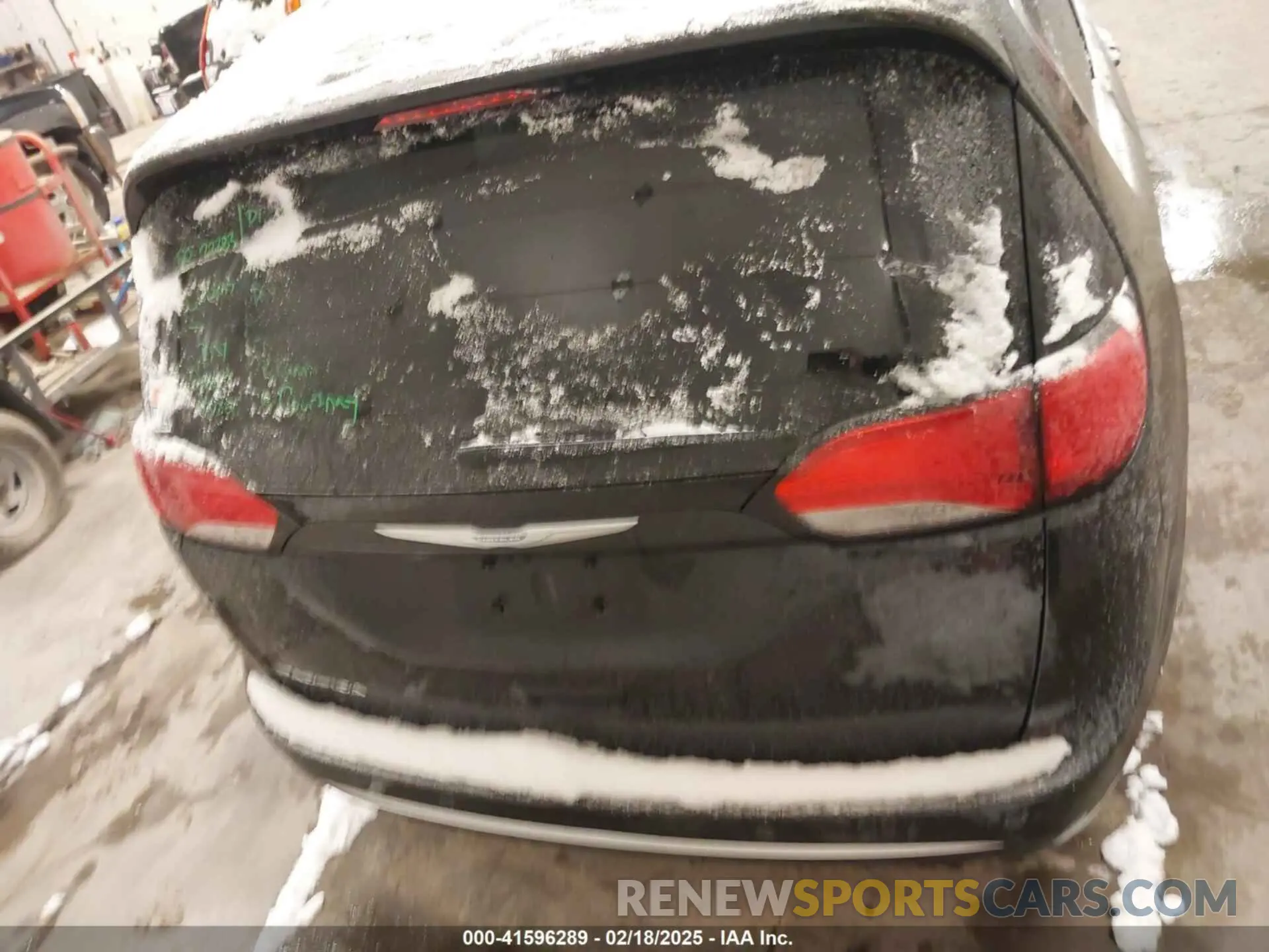 16 Photograph of a damaged car 2C4RC1BG5LR266591 CHRYSLER PACIFICA 2020