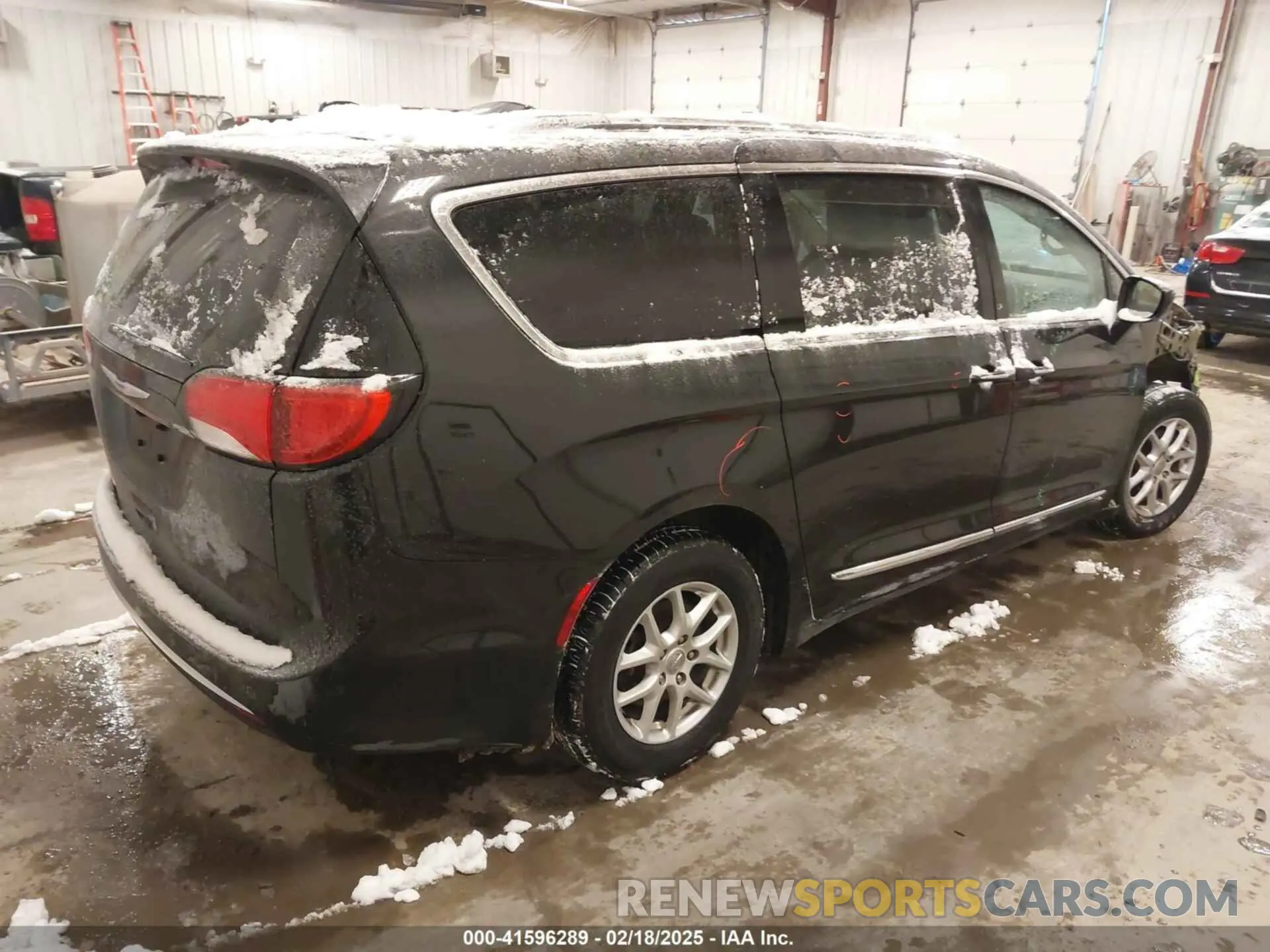 4 Photograph of a damaged car 2C4RC1BG5LR266591 CHRYSLER PACIFICA 2020
