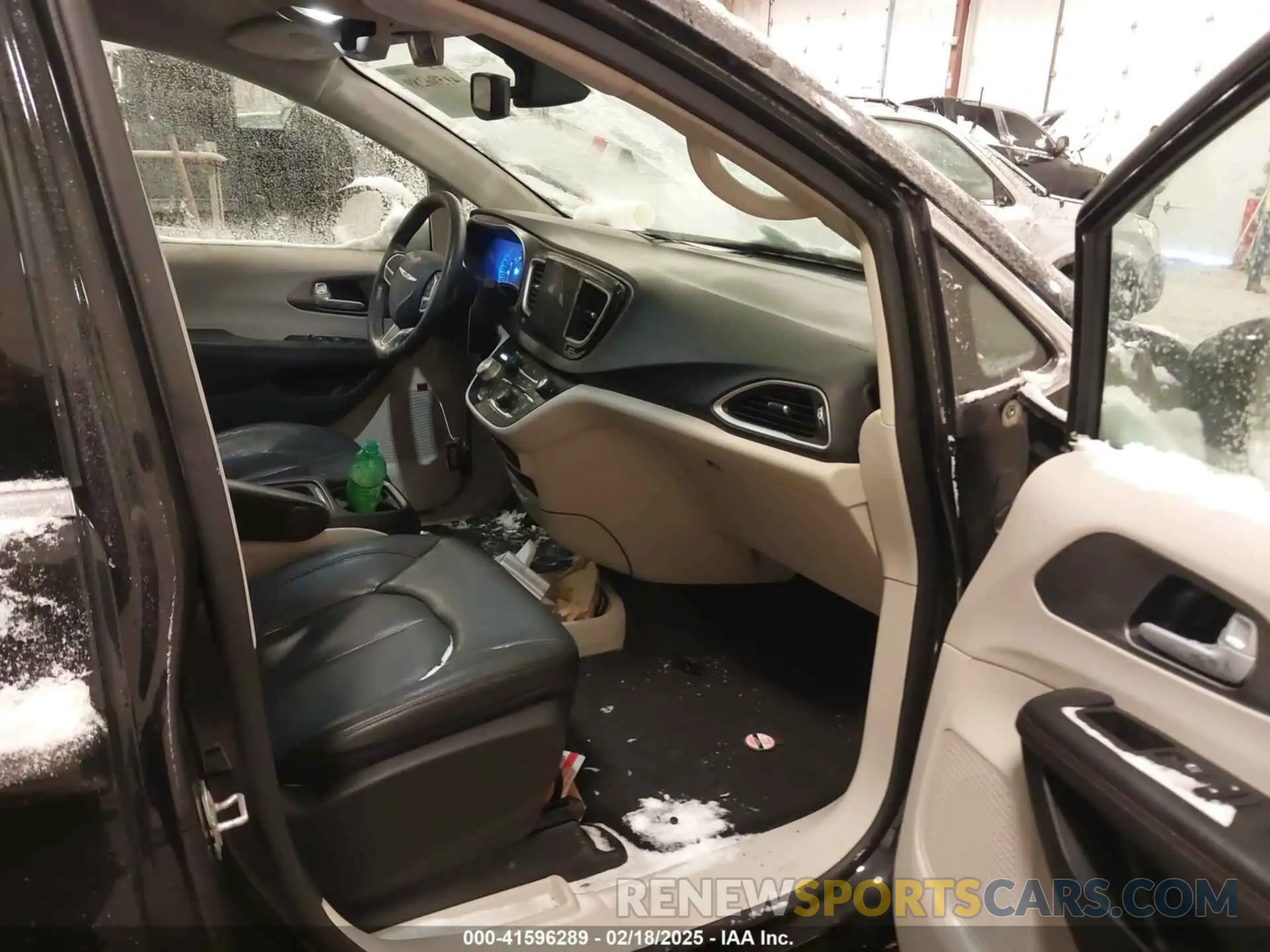5 Photograph of a damaged car 2C4RC1BG5LR266591 CHRYSLER PACIFICA 2020