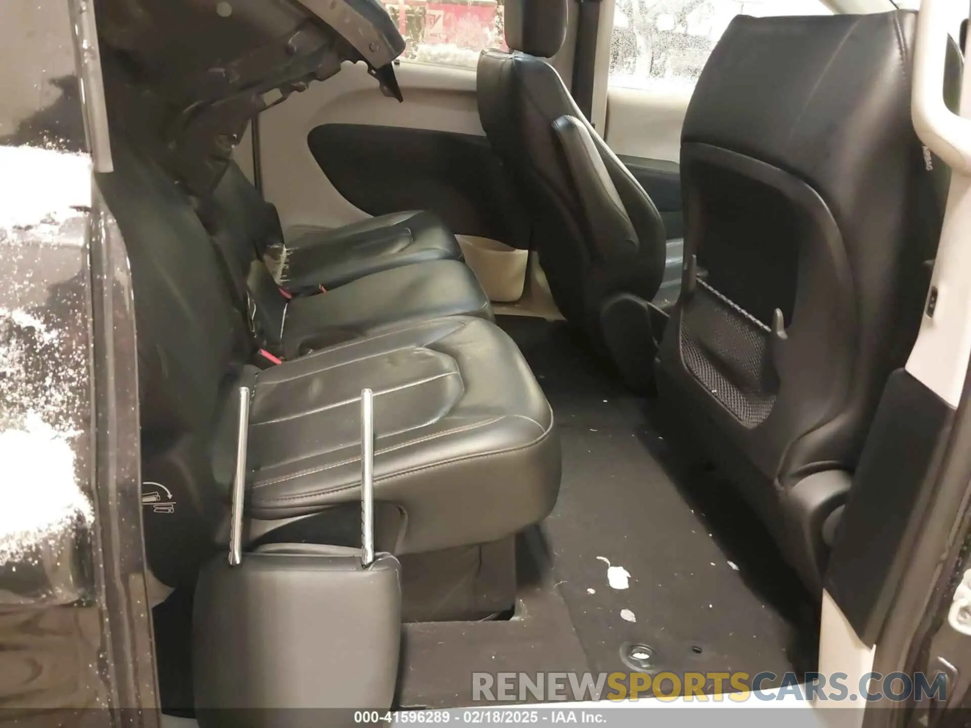 8 Photograph of a damaged car 2C4RC1BG5LR266591 CHRYSLER PACIFICA 2020