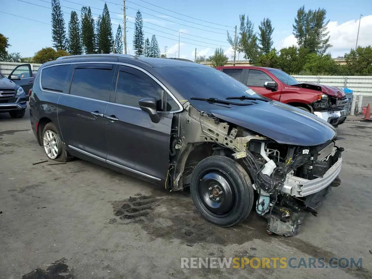 4 Photograph of a damaged car 2C4RC1BG6LR131037 CHRYSLER PACIFICA 2020