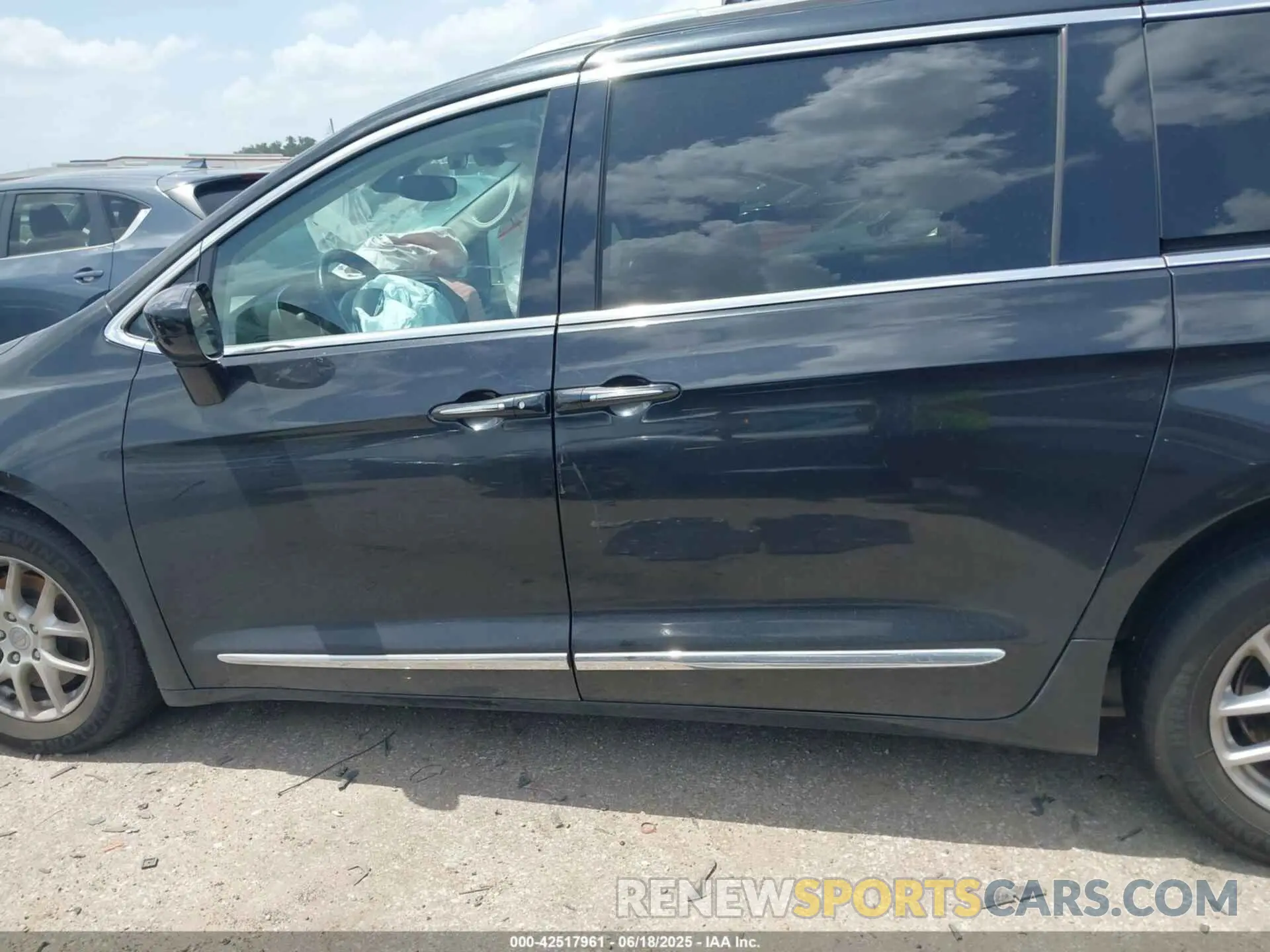 15 Photograph of a damaged car 2C4RC1BG6LR173126 CHRYSLER PACIFICA 2020