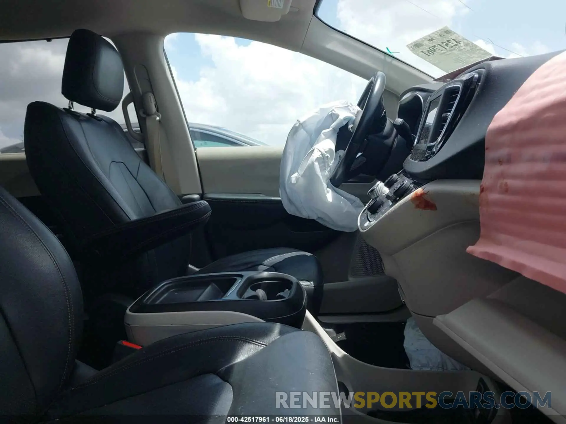 5 Photograph of a damaged car 2C4RC1BG6LR173126 CHRYSLER PACIFICA 2020