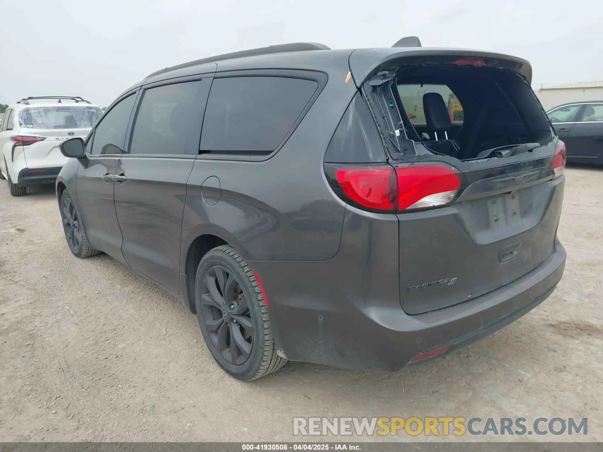 3 Photograph of a damaged car 2C4RC1BG6LR247919 CHRYSLER PACIFICA 2020