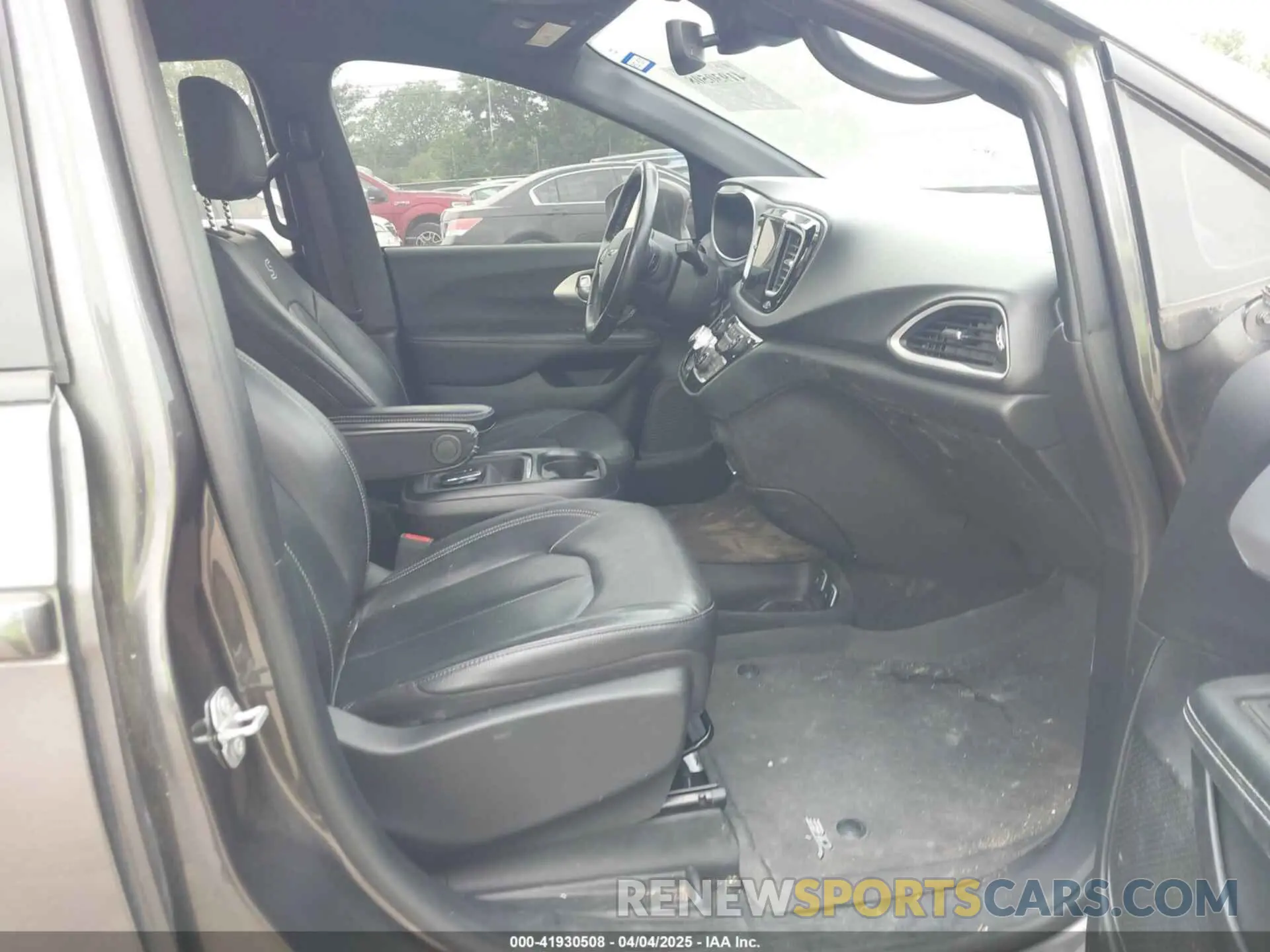 5 Photograph of a damaged car 2C4RC1BG6LR247919 CHRYSLER PACIFICA 2020