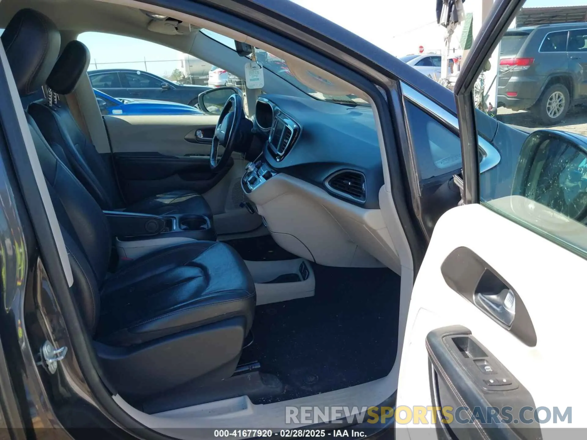 5 Photograph of a damaged car 2C4RC1BG6LR269130 CHRYSLER PACIFICA 2020
