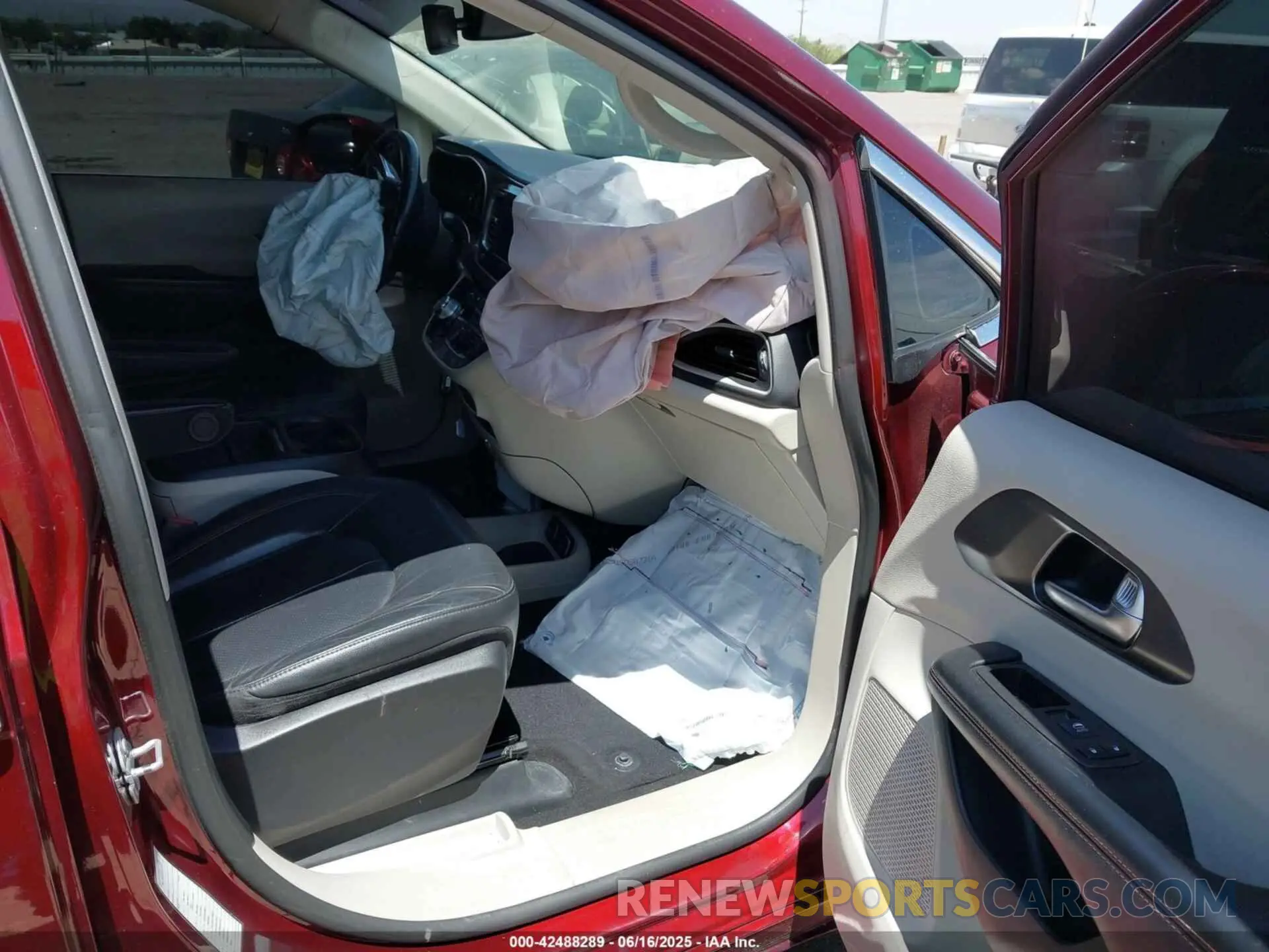 5 Photograph of a damaged car 2C4RC1BG7LR130253 CHRYSLER PACIFICA 2020