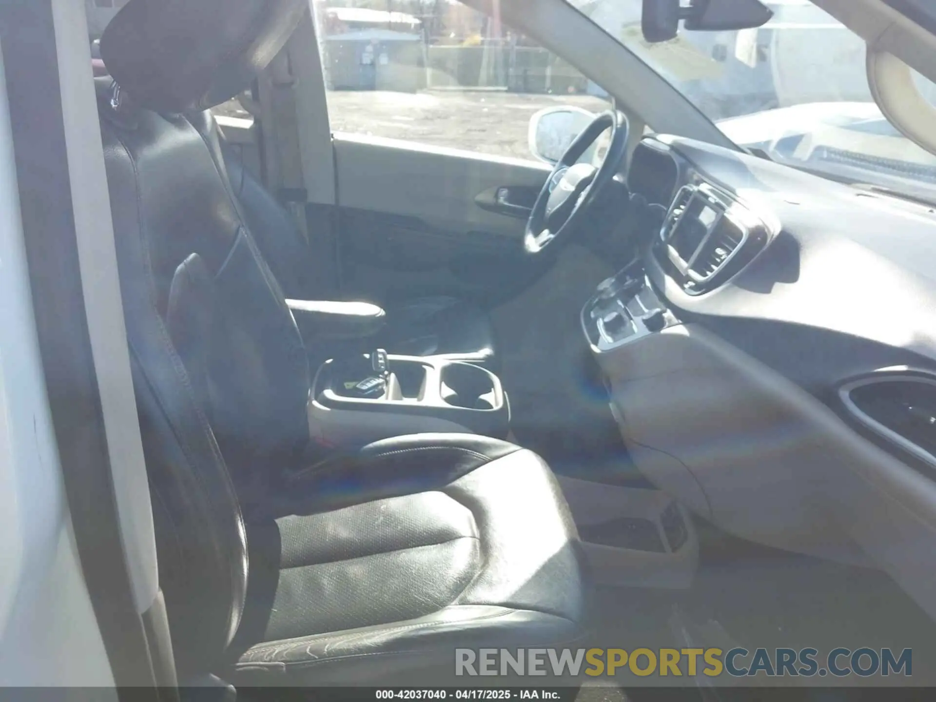 5 Photograph of a damaged car 2C4RC1BG7LR139258 CHRYSLER PACIFICA 2020
